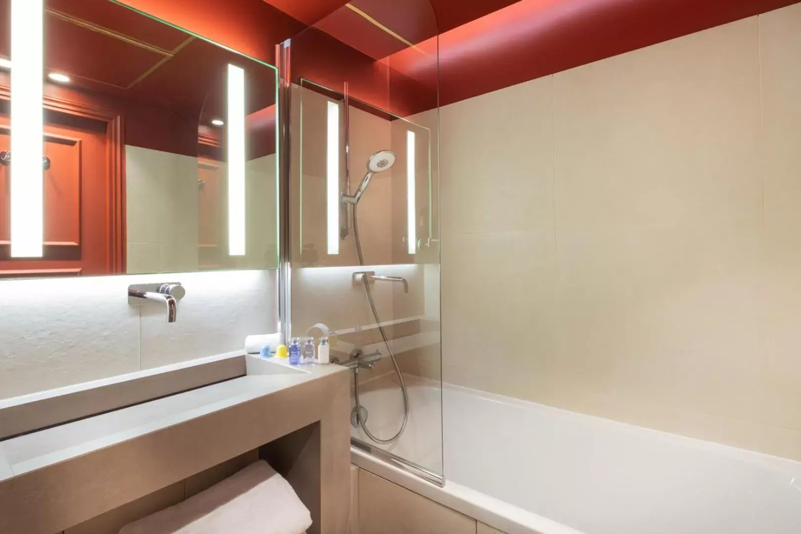 Bathroom in Hôtel le Derby Alma by Inwood Hotels