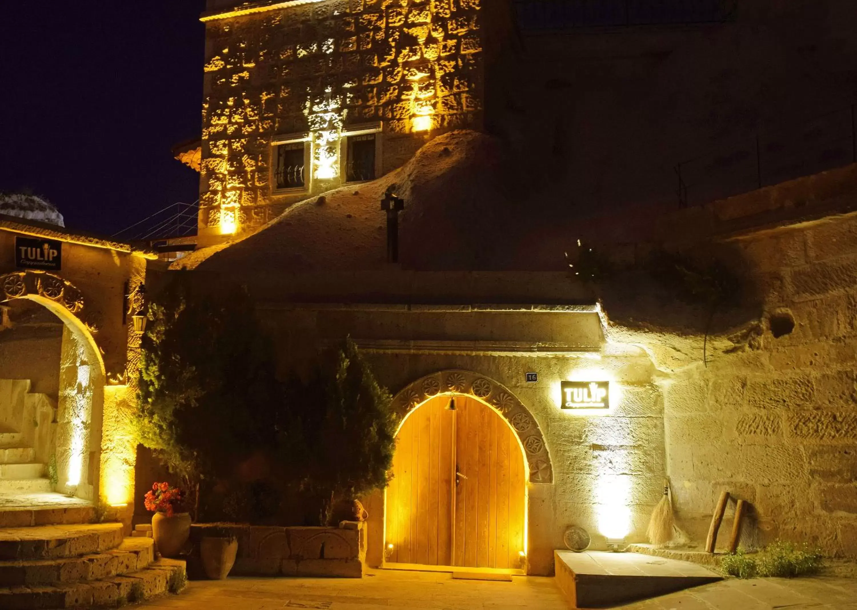 Facade/entrance, Property Building in Tulip Cave Suites