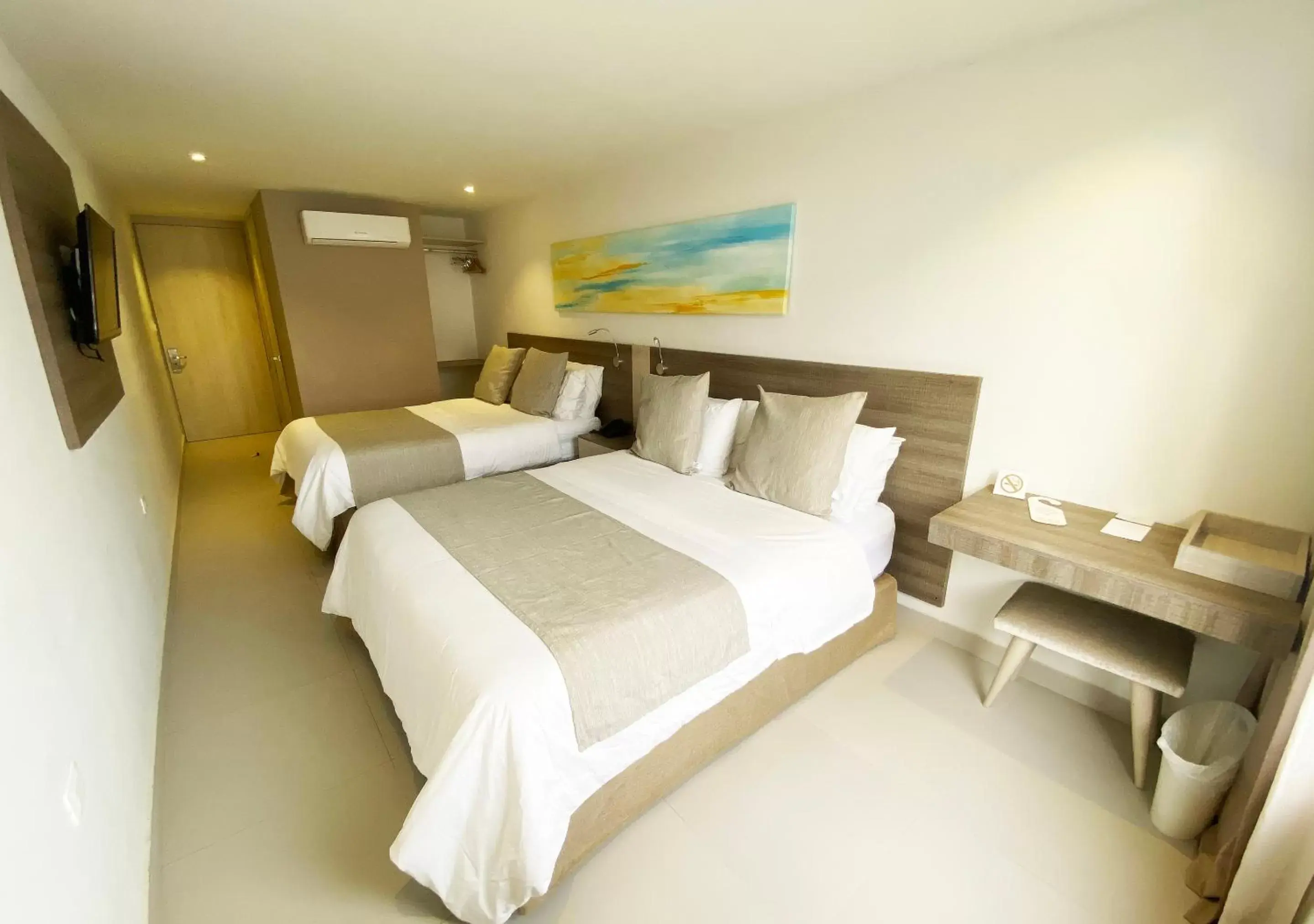 Standard Triple Room in Hotel 1525 By GEH Suites
