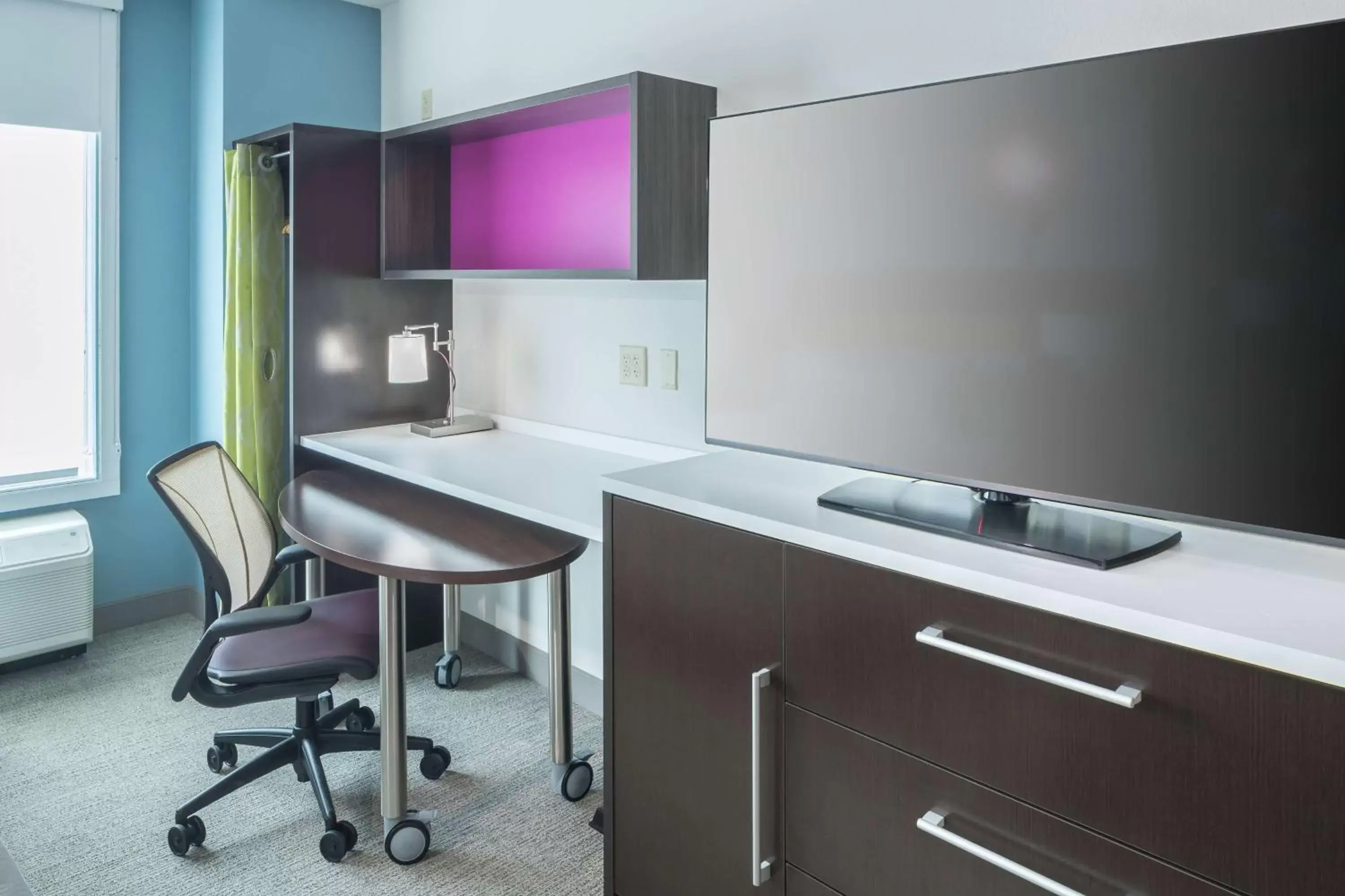 Bedroom, Kitchen/Kitchenette in Home2 Suites By Hilton Fort Worth Cultural District, Tx