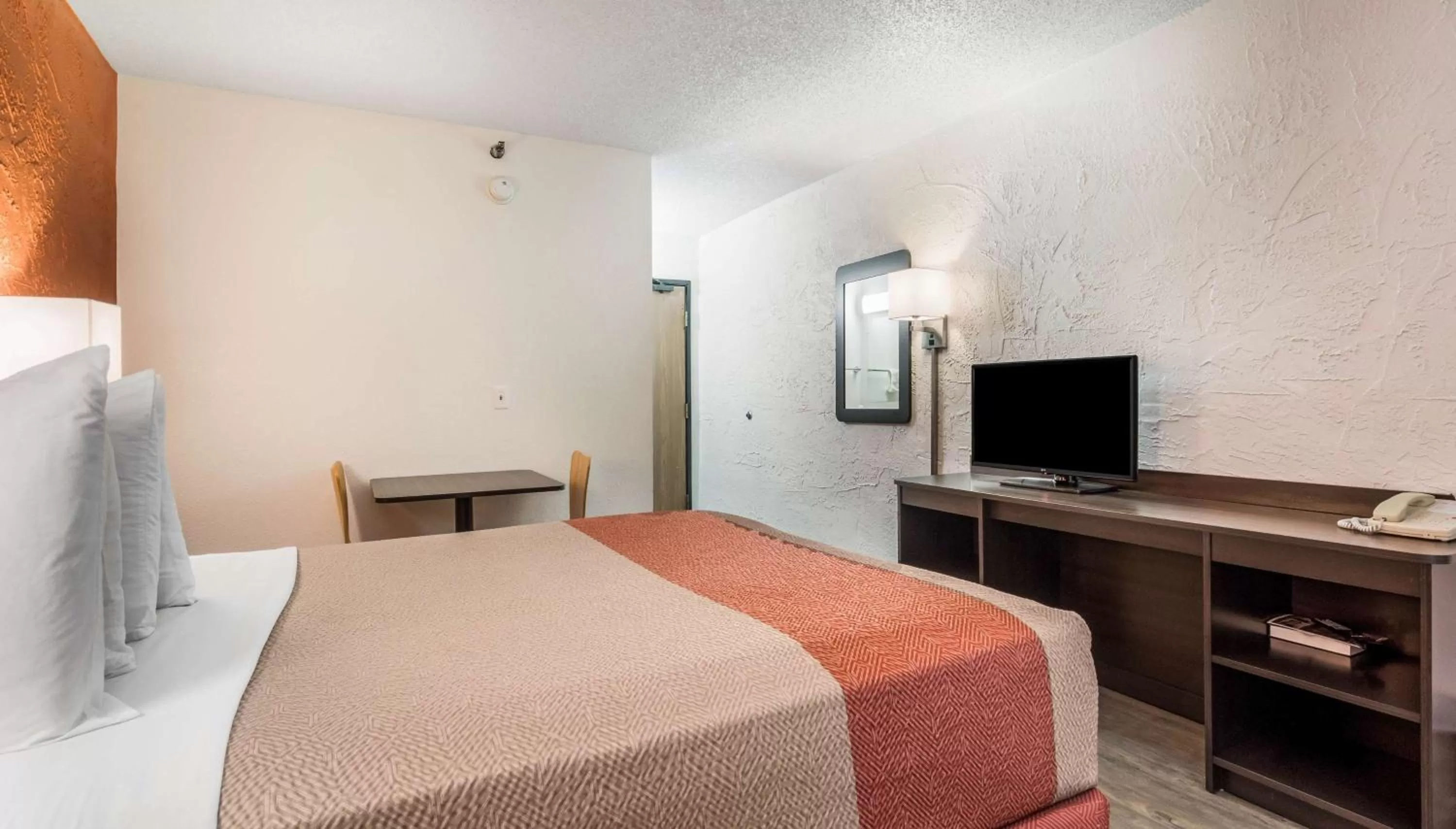 Bedroom, Bed in Motel 6-Elk Grove Village, IL