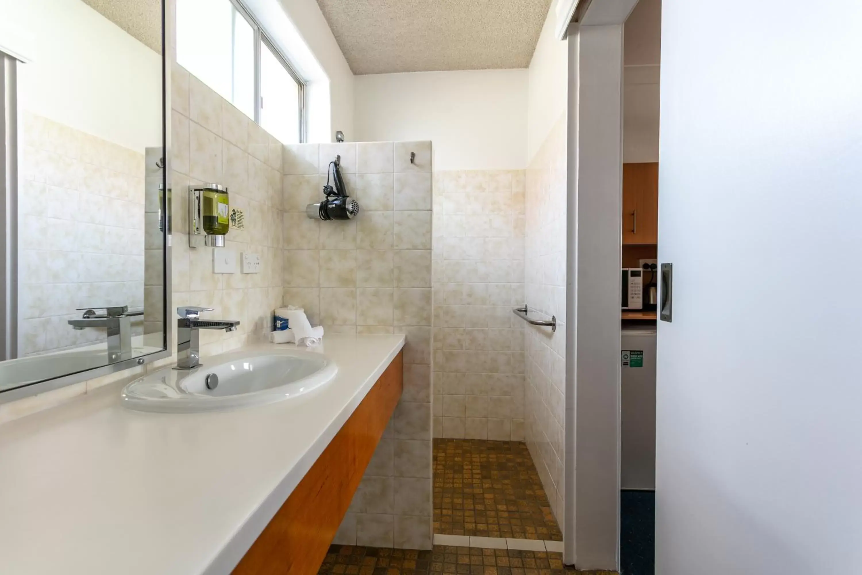 Shower, Bathroom in Hunter Valley Motel