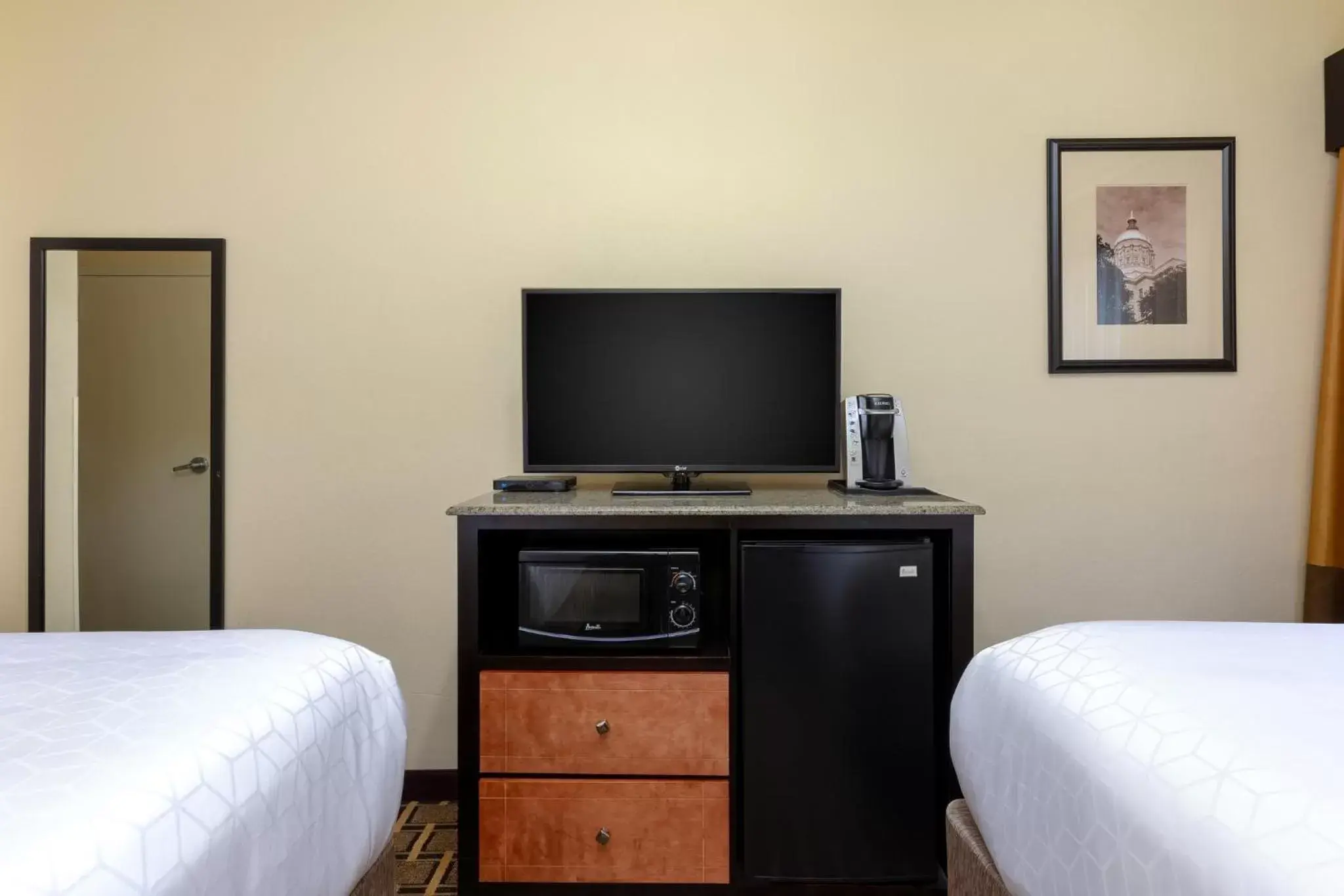 Photo of the whole room, TV/Entertainment Center in Holiday Inn Express & Suites - Atlanta Downtown, an IHG Hotel