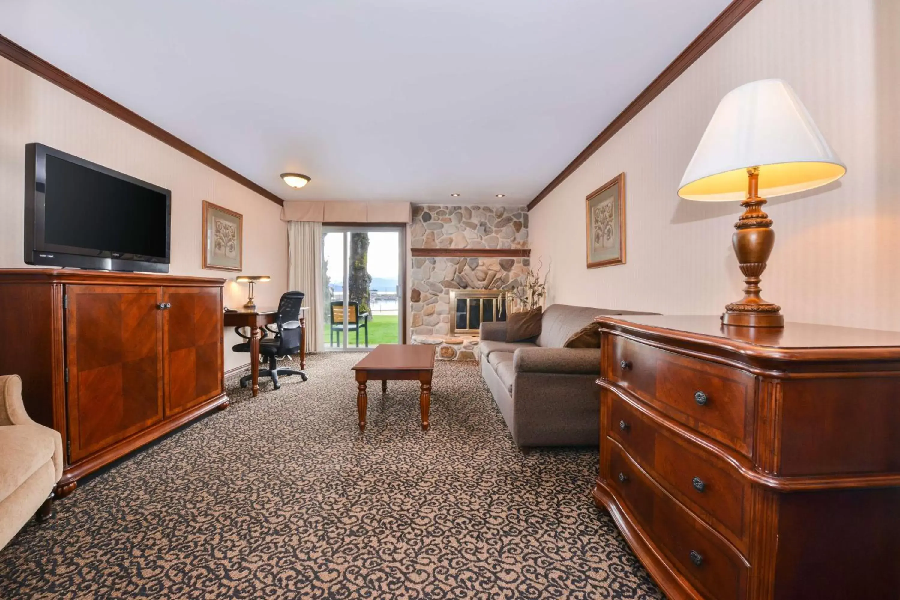 Photo of the whole room, Seating Area in Best Western Edgewater Resort