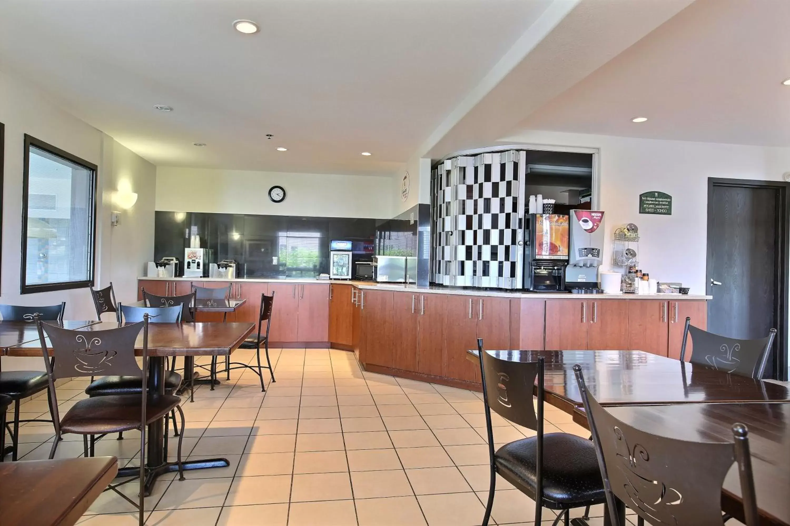 Breakfast, Restaurant/Places to Eat in Super 8 by Wyndham Trois-Rivieres