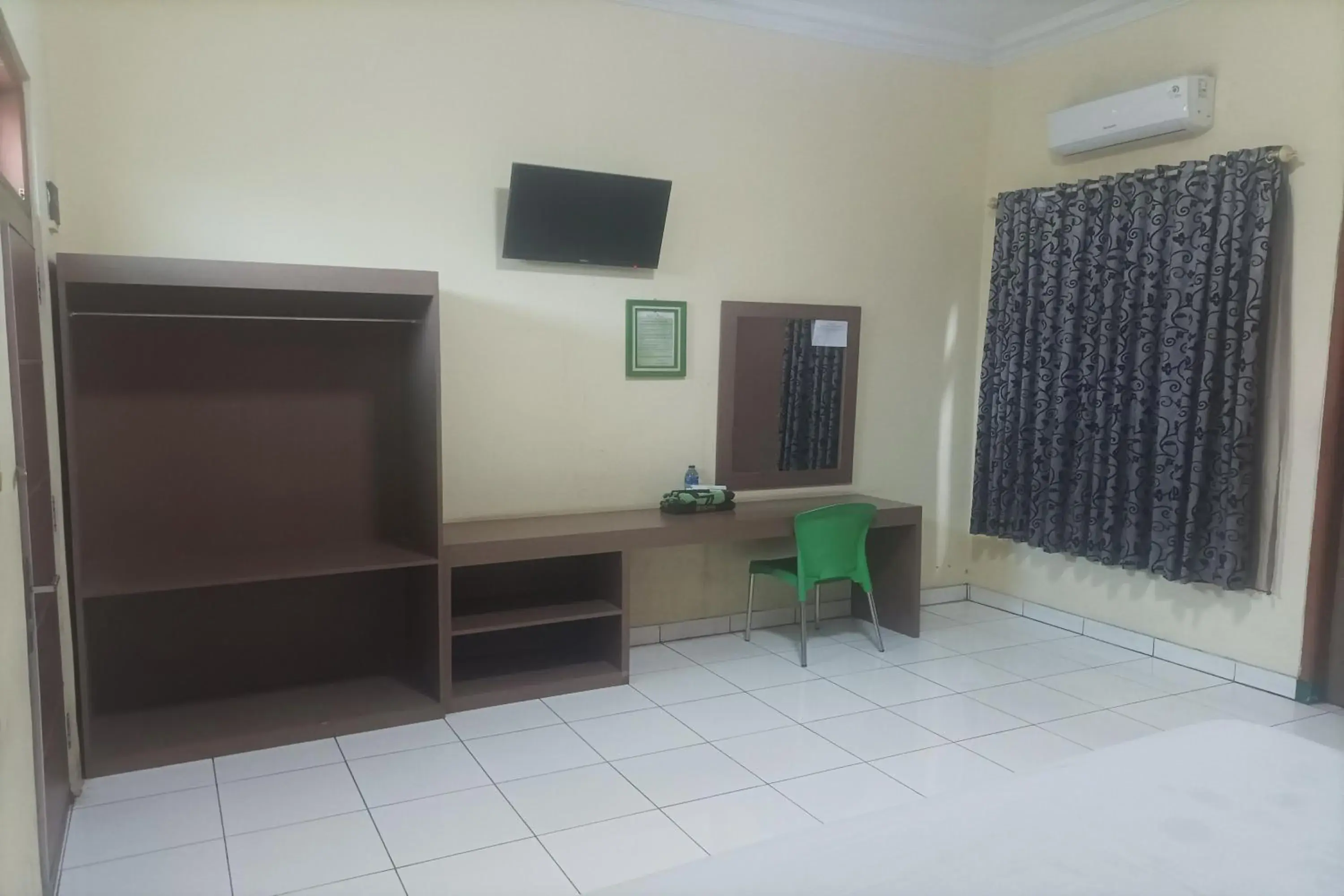 TV and multimedia, TV/Entertainment Center in RedDoorz Plus near Alun Alun Kejaksan Cirebon