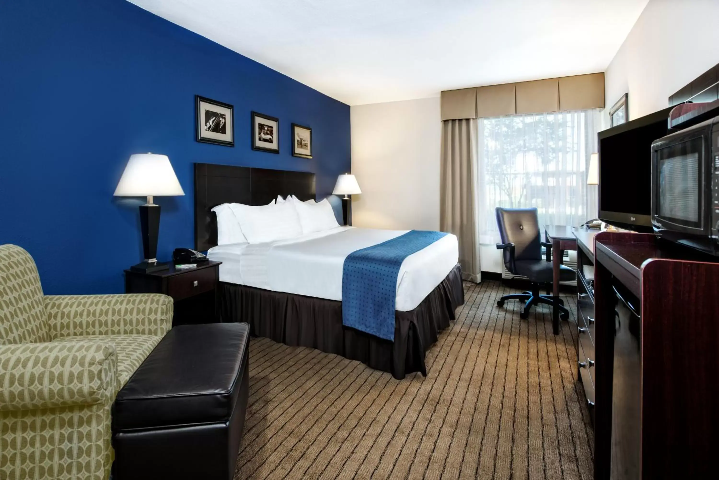 Photo of the whole room in Holiday Inn Hotel Dallas DFW Airport West, an IHG Hotel