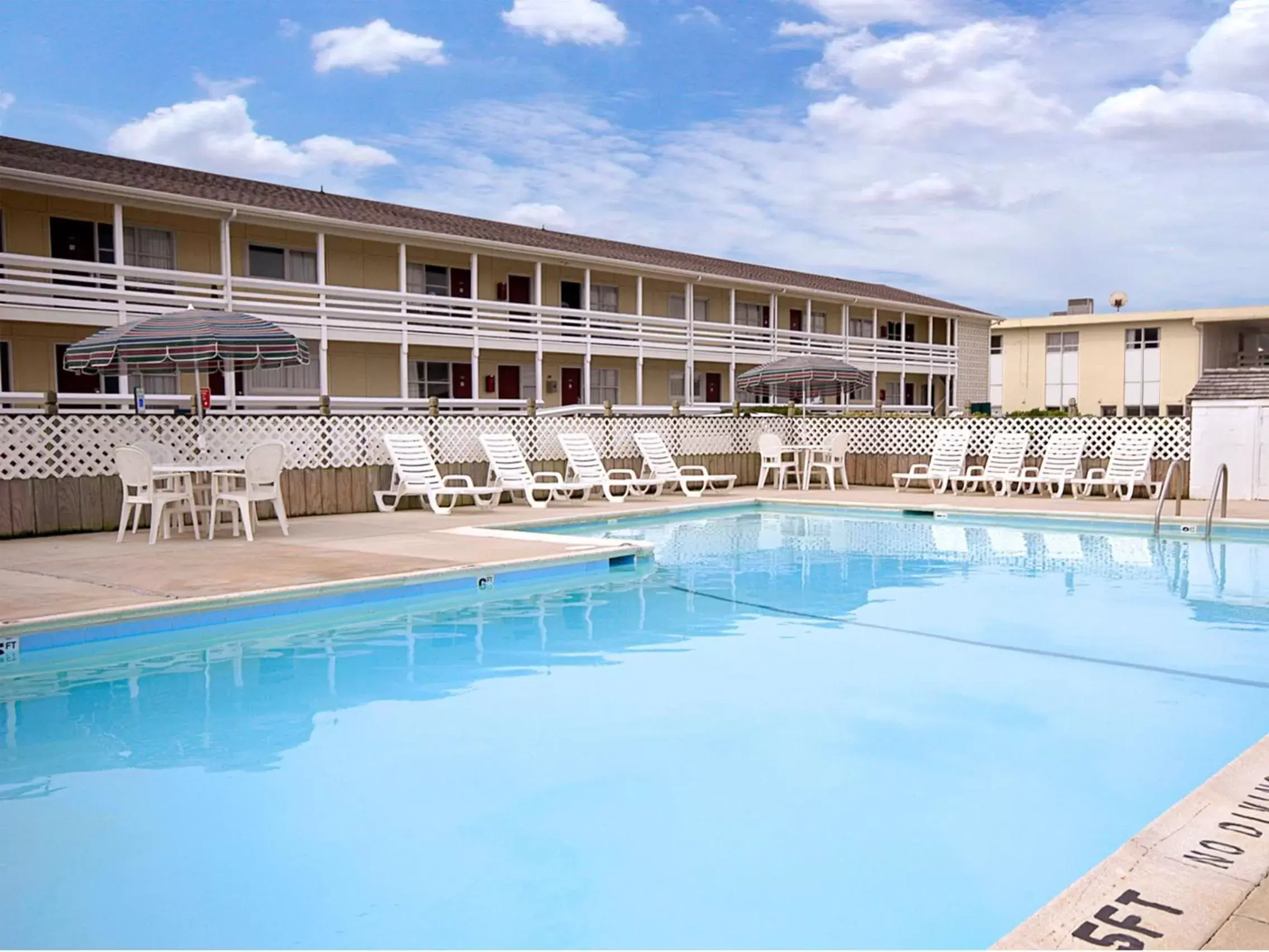 Facade/entrance, Swimming Pool in Mariner Inn And Suites