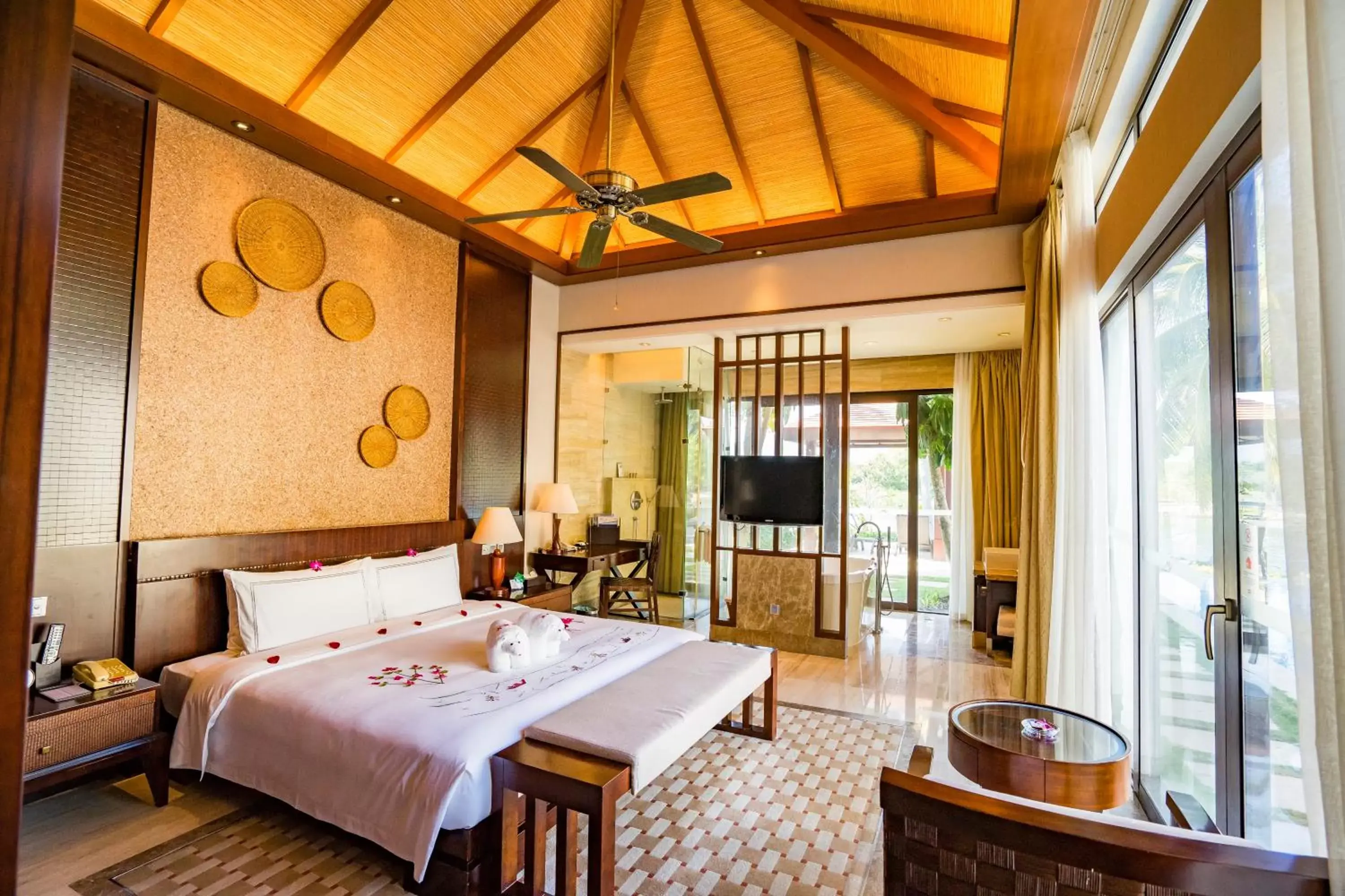 Bed, Restaurant/Places to Eat in Grand Metropark Villa Resort Sanya Yalong Bay