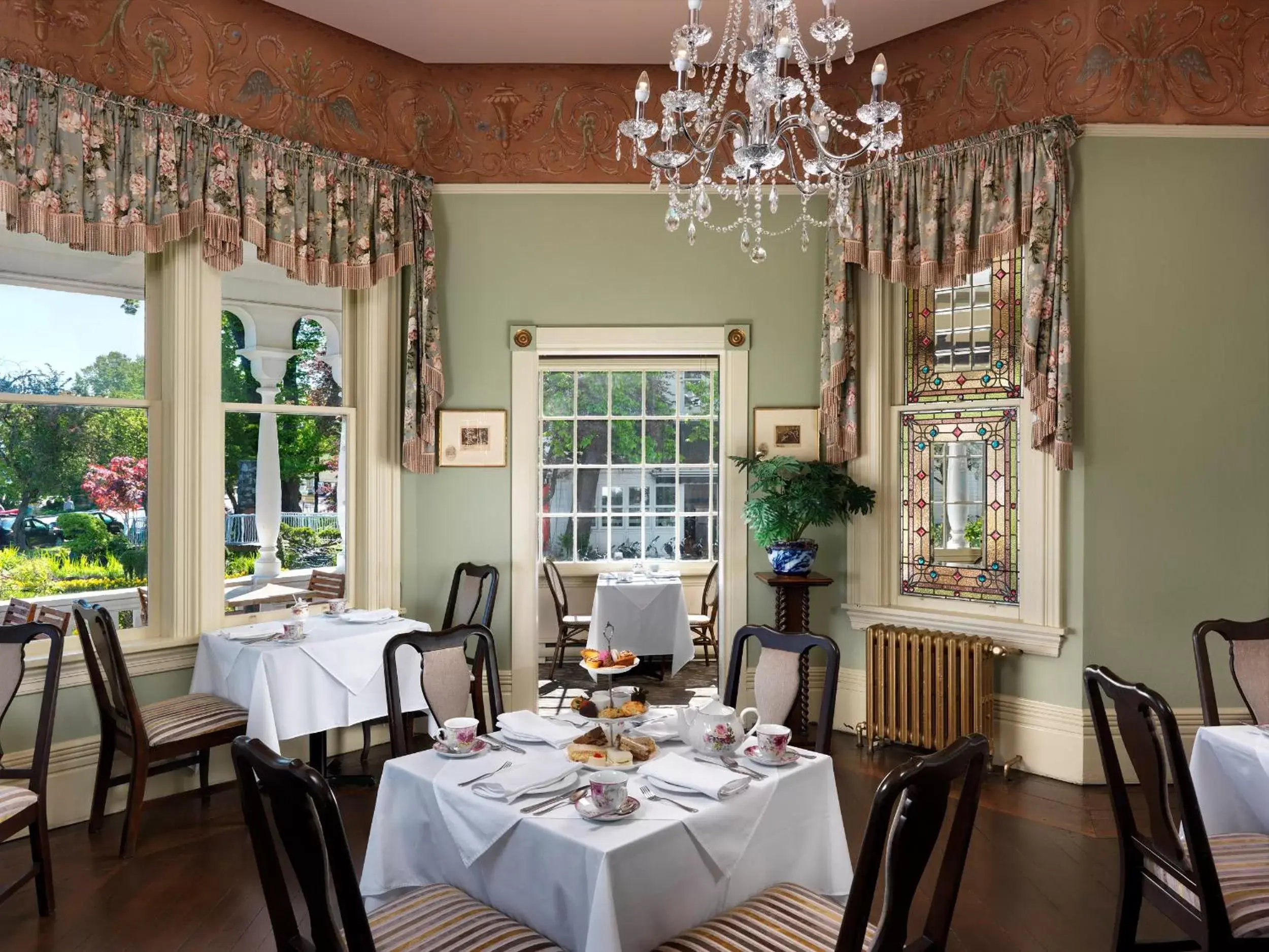 Restaurant/Places to Eat in Huntingdon Manor Hotel