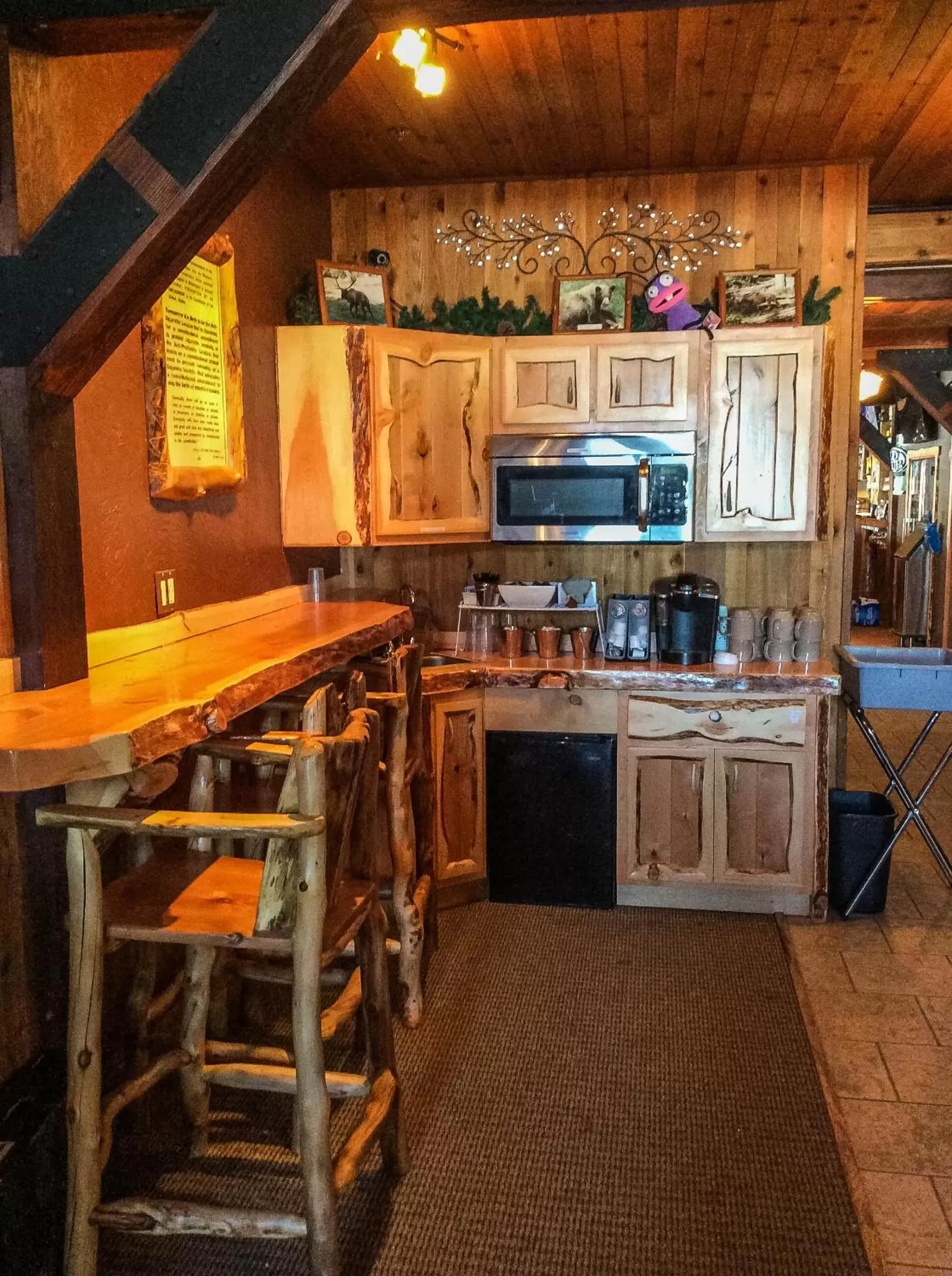 Coffee/tea facilities, Kitchen/Kitchenette in Arrowhead Mountain Lodge