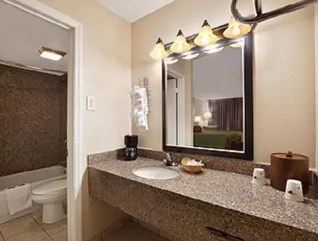 Bathroom in Travelodge by Wyndham New Orleans Harvey Hotel