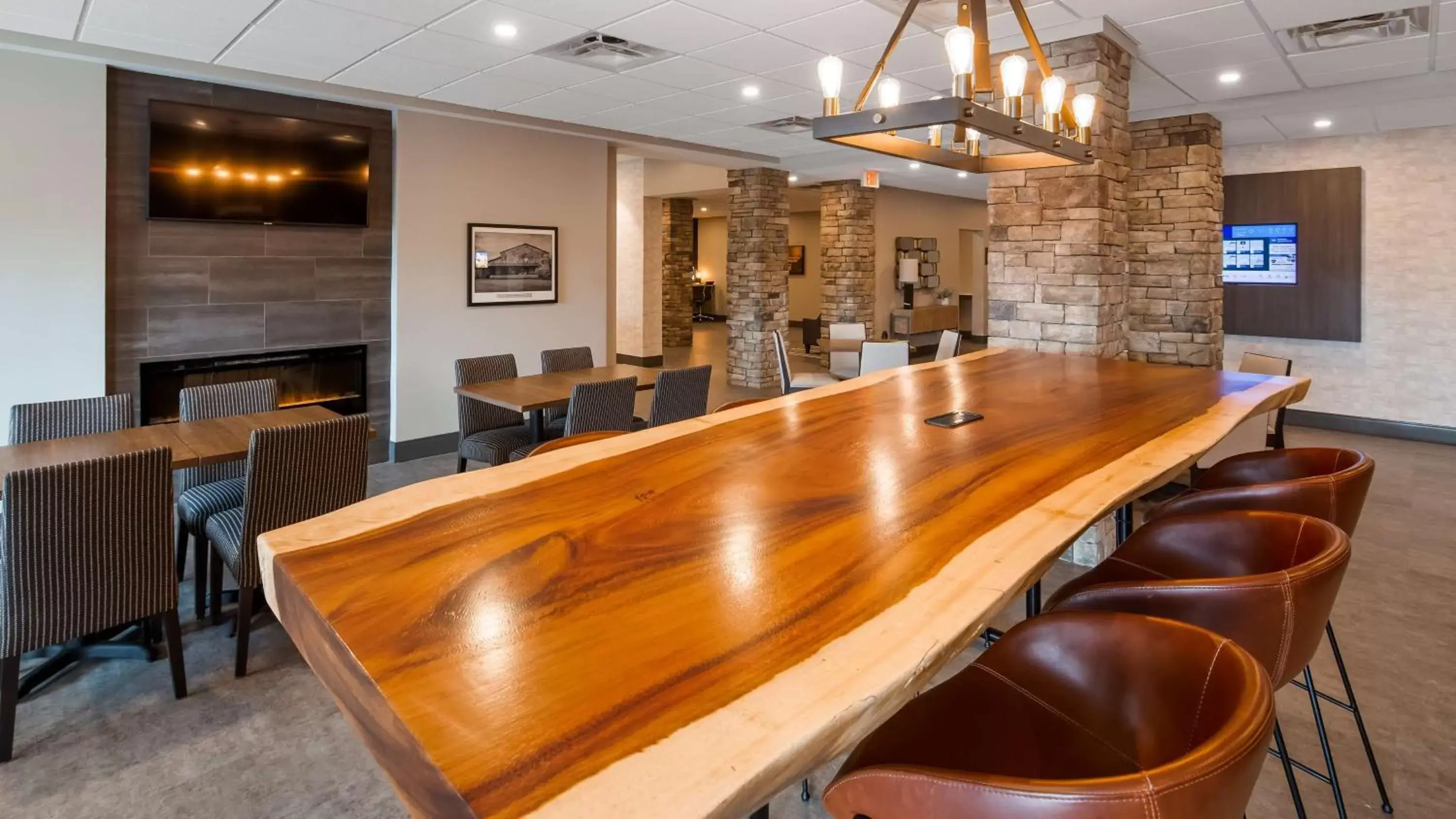 Dining area, Lounge/Bar in Best Western Plus Lawrenceburg