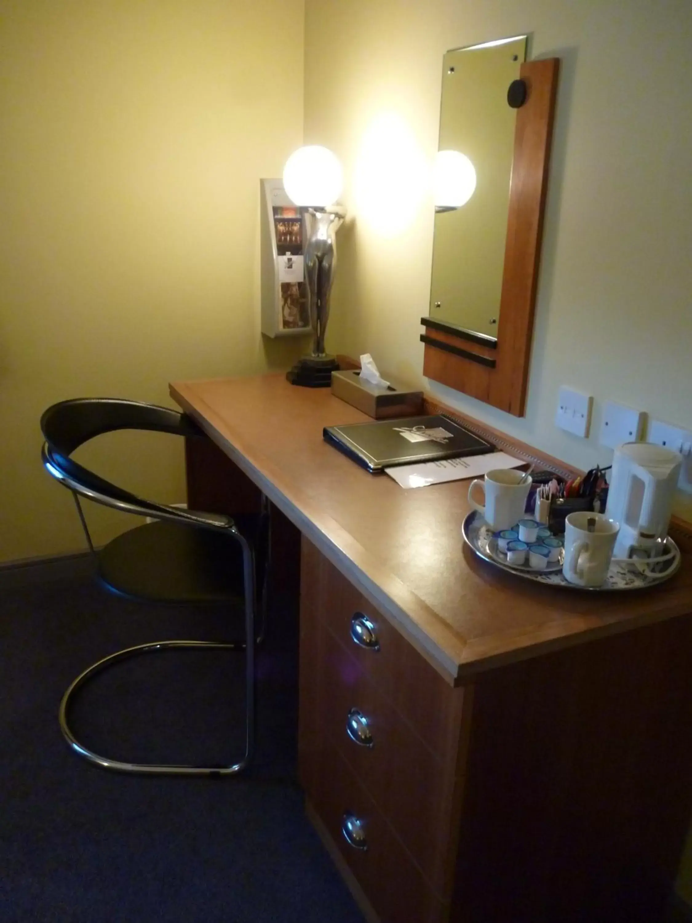 Seating area, TV/Entertainment Center in The Aviator Hotel