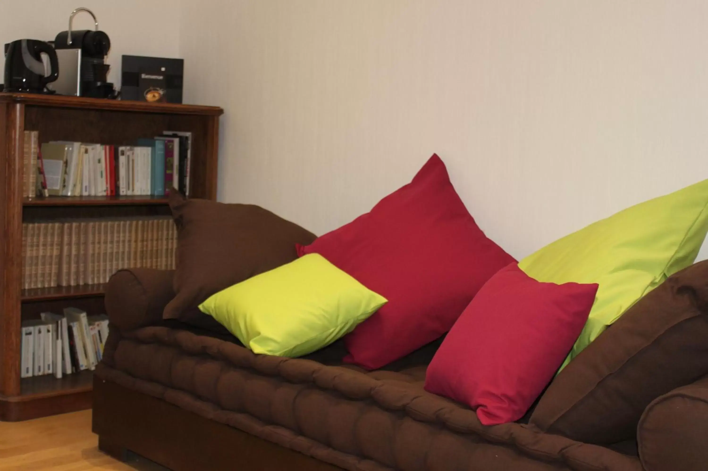 Bed, Seating Area in Au Coeur De Beauvais