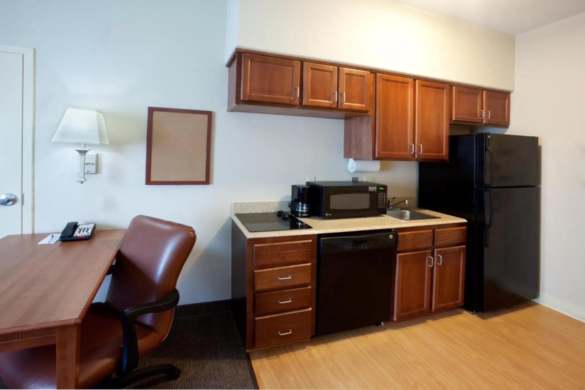 Photo of the whole room, Kitchen/Kitchenette in Candlewood Victoria, an IHG Hotel