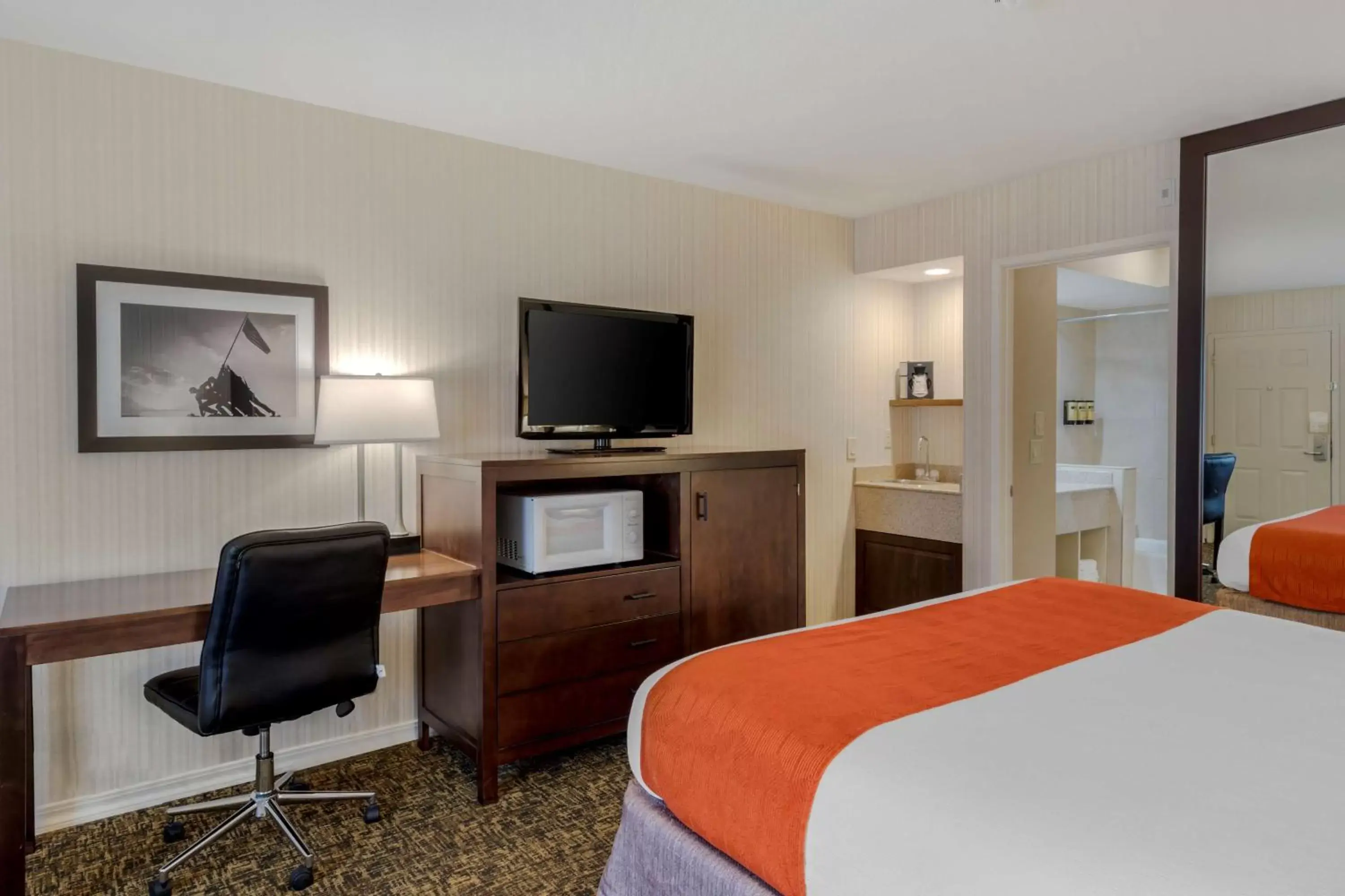 Bedroom, TV/Entertainment Center in Best Western Plus Big America