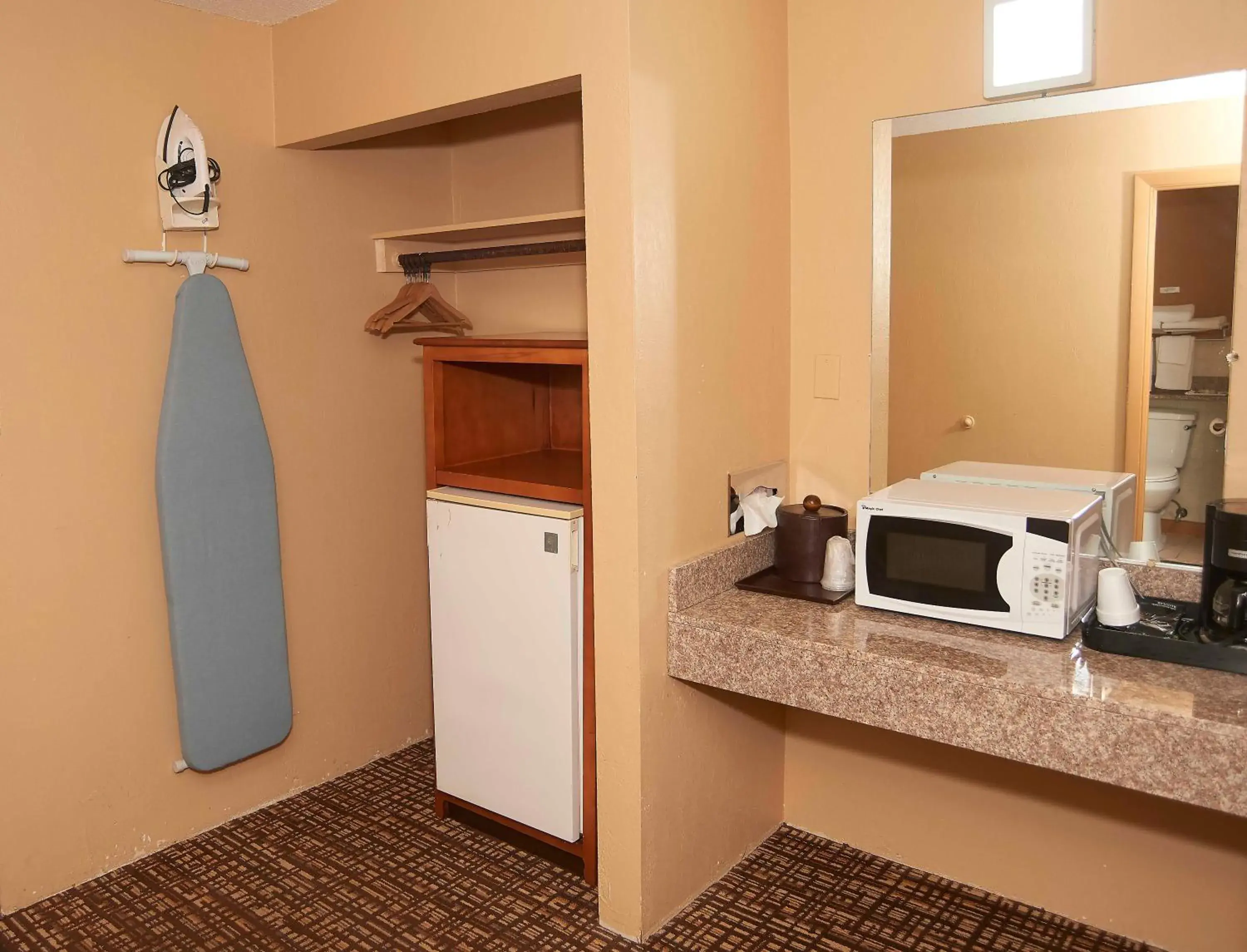 Coffee/tea facilities, Kitchen/Kitchenette in Hollow Inn and Motel