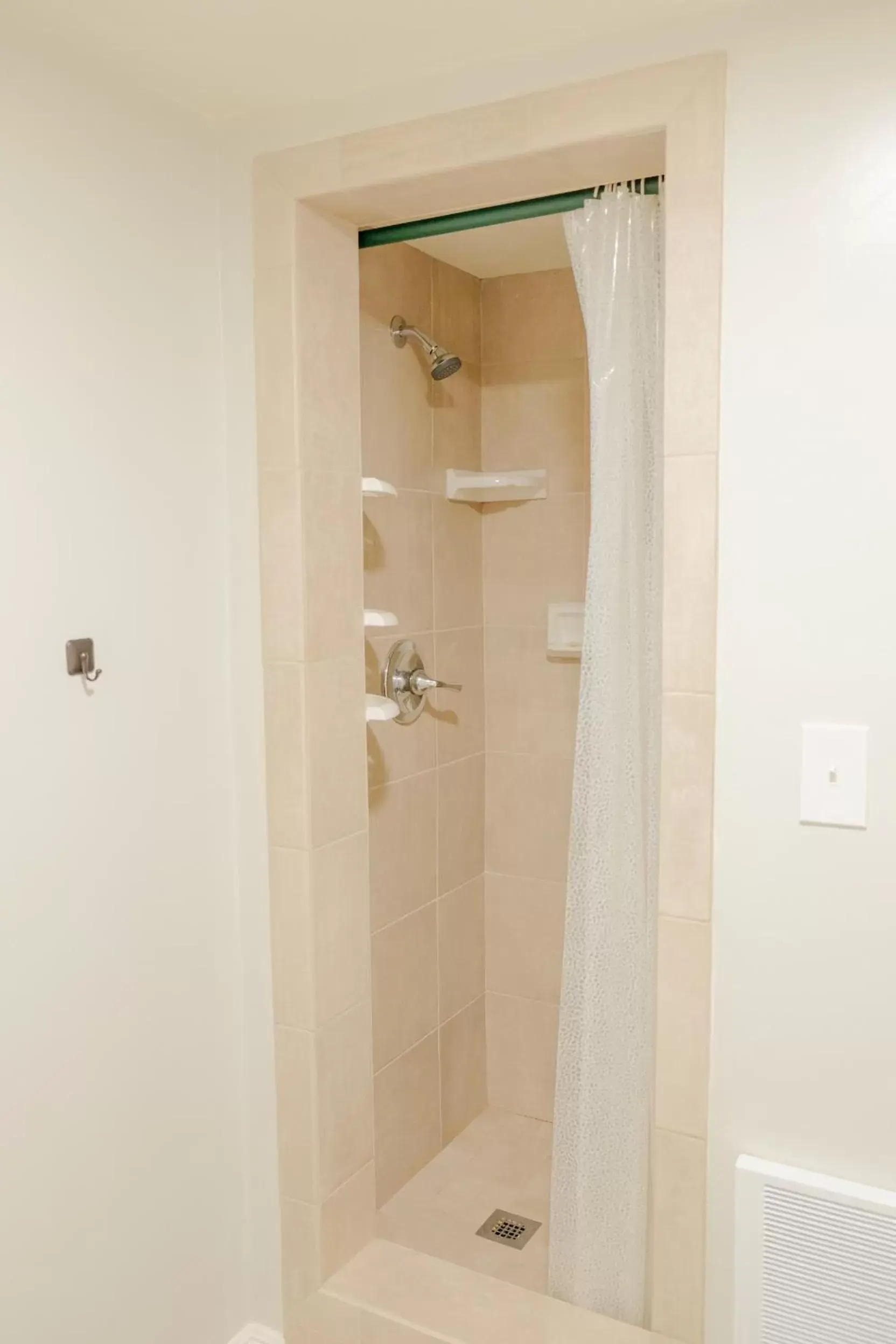 Shower, Bathroom in Sherwood Arms Motel