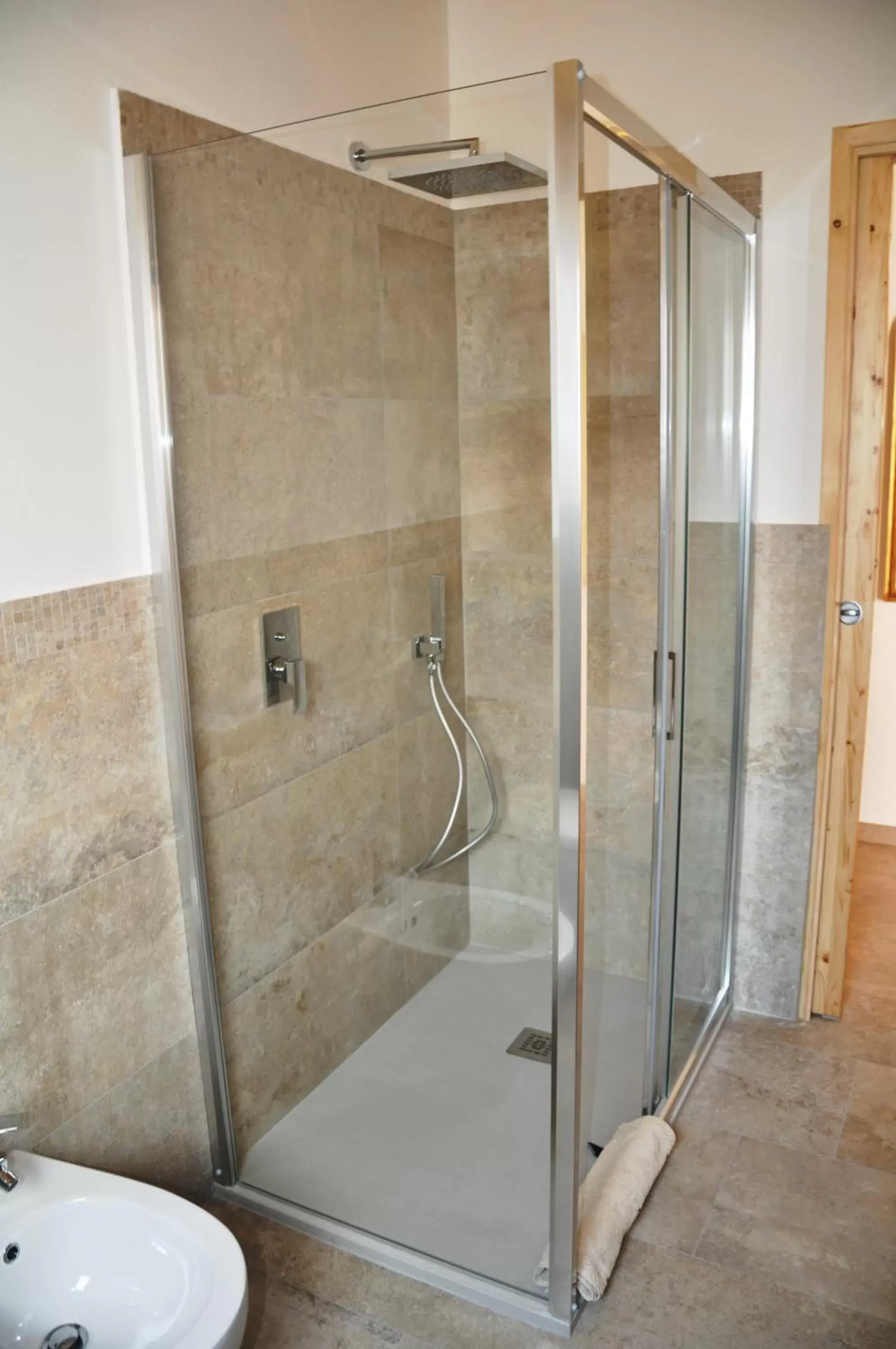 Shower, Bathroom in B&B Les Chambres Rooms & Suite