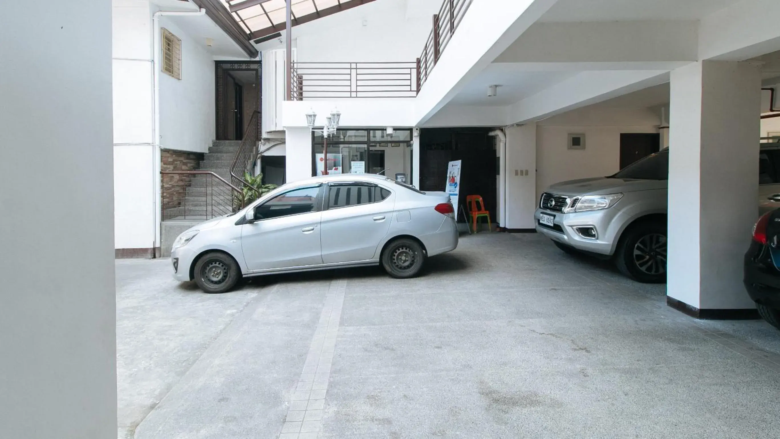 Facade/entrance in RedDoorz San Antonio Makati - Vaccinated Staff