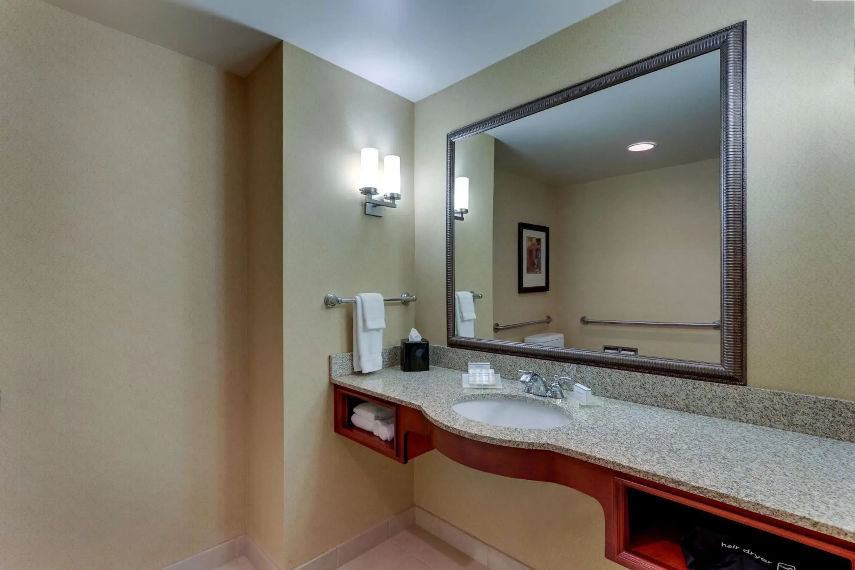 Bathroom in Hilton Garden Inn Indianapolis Airport