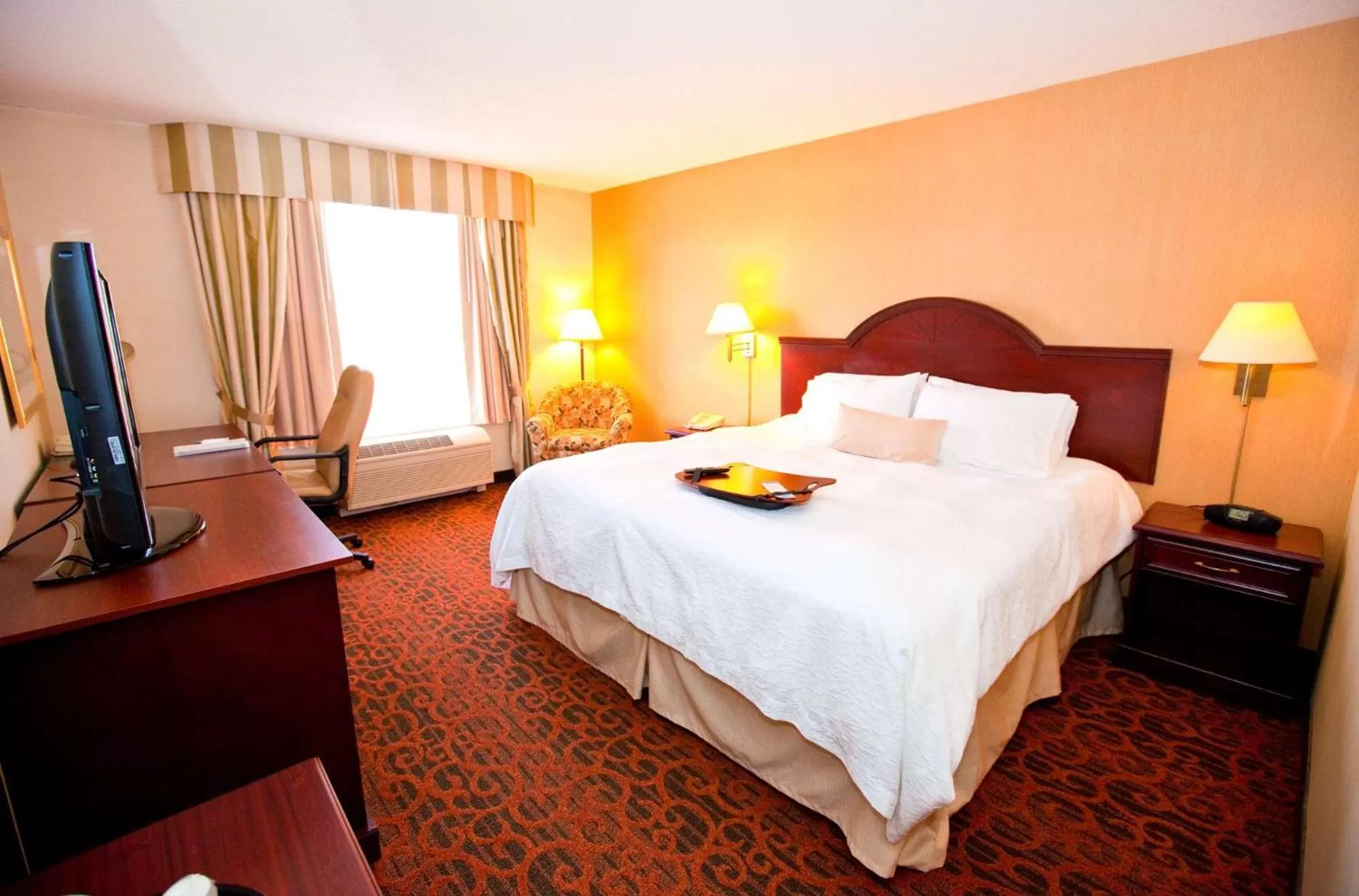 Bed in Hampton Inn Toronto-Mississauga West