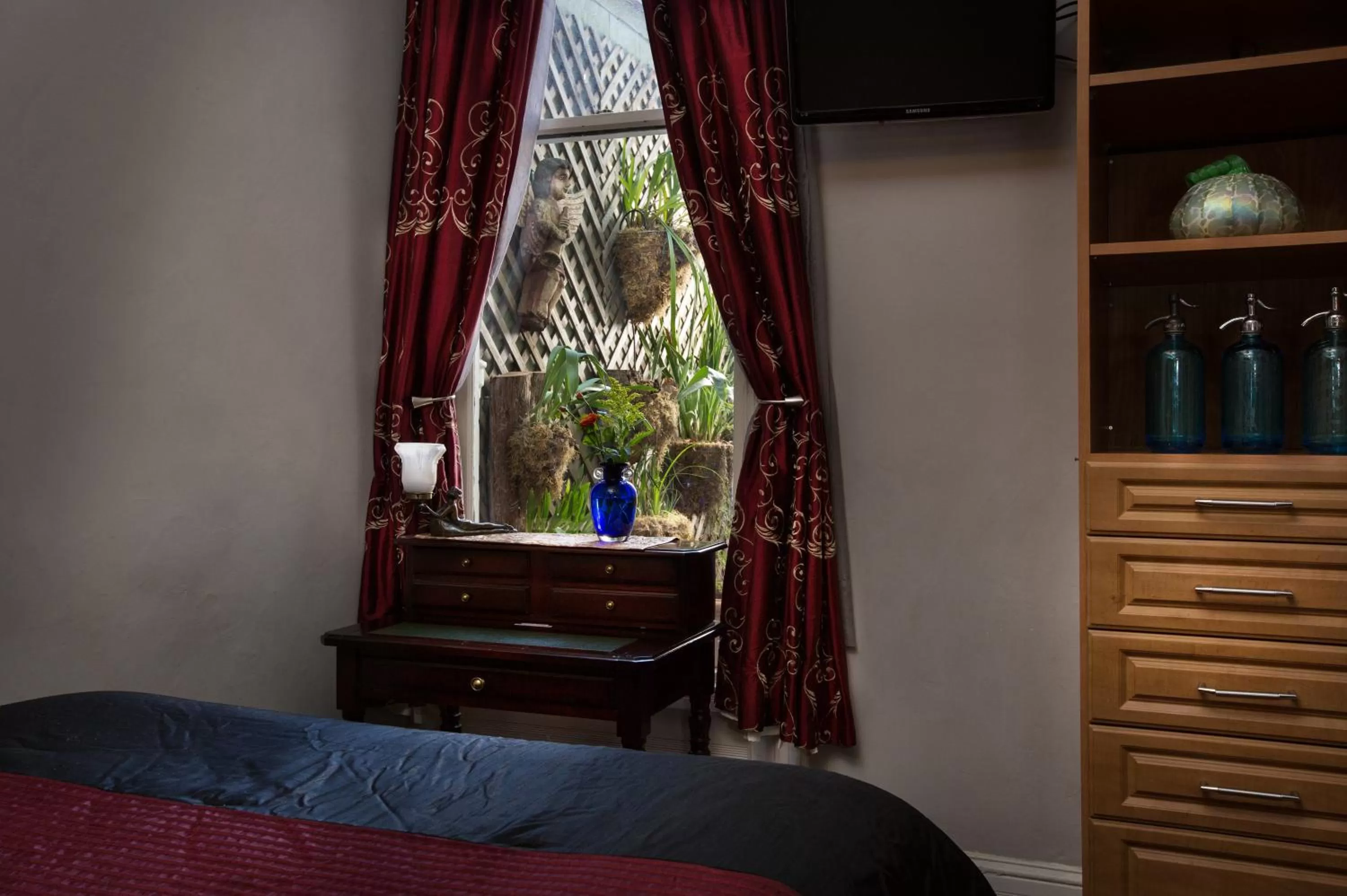 Bedroom, TV/Entertainment Center in Noe's Nest Bed and Breakfast