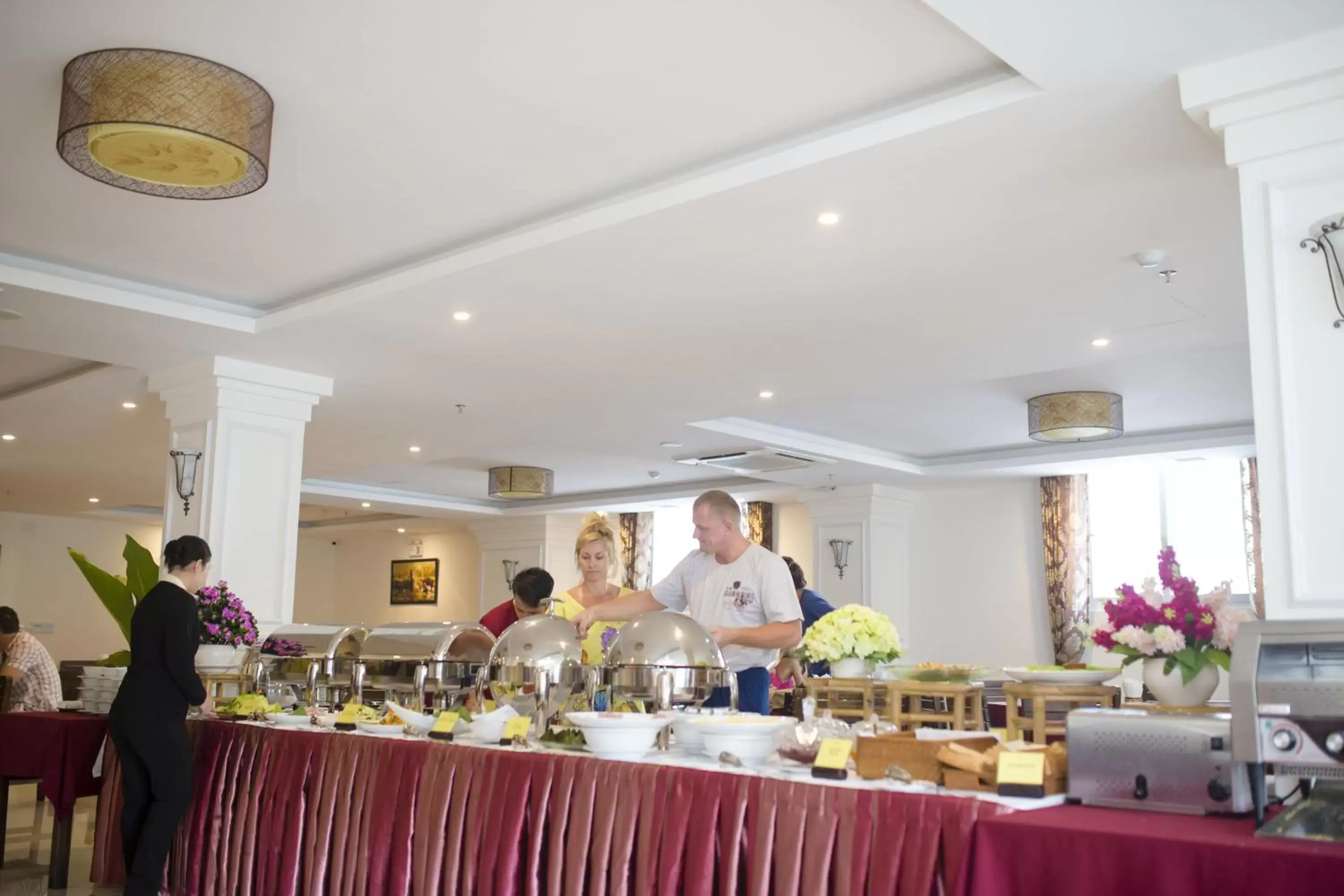 Restaurant/places to eat in Edele Hotel