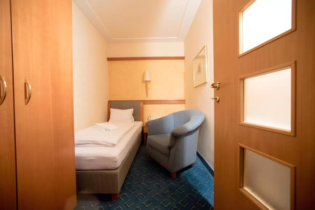 Bed in Hotel Locker & Legere