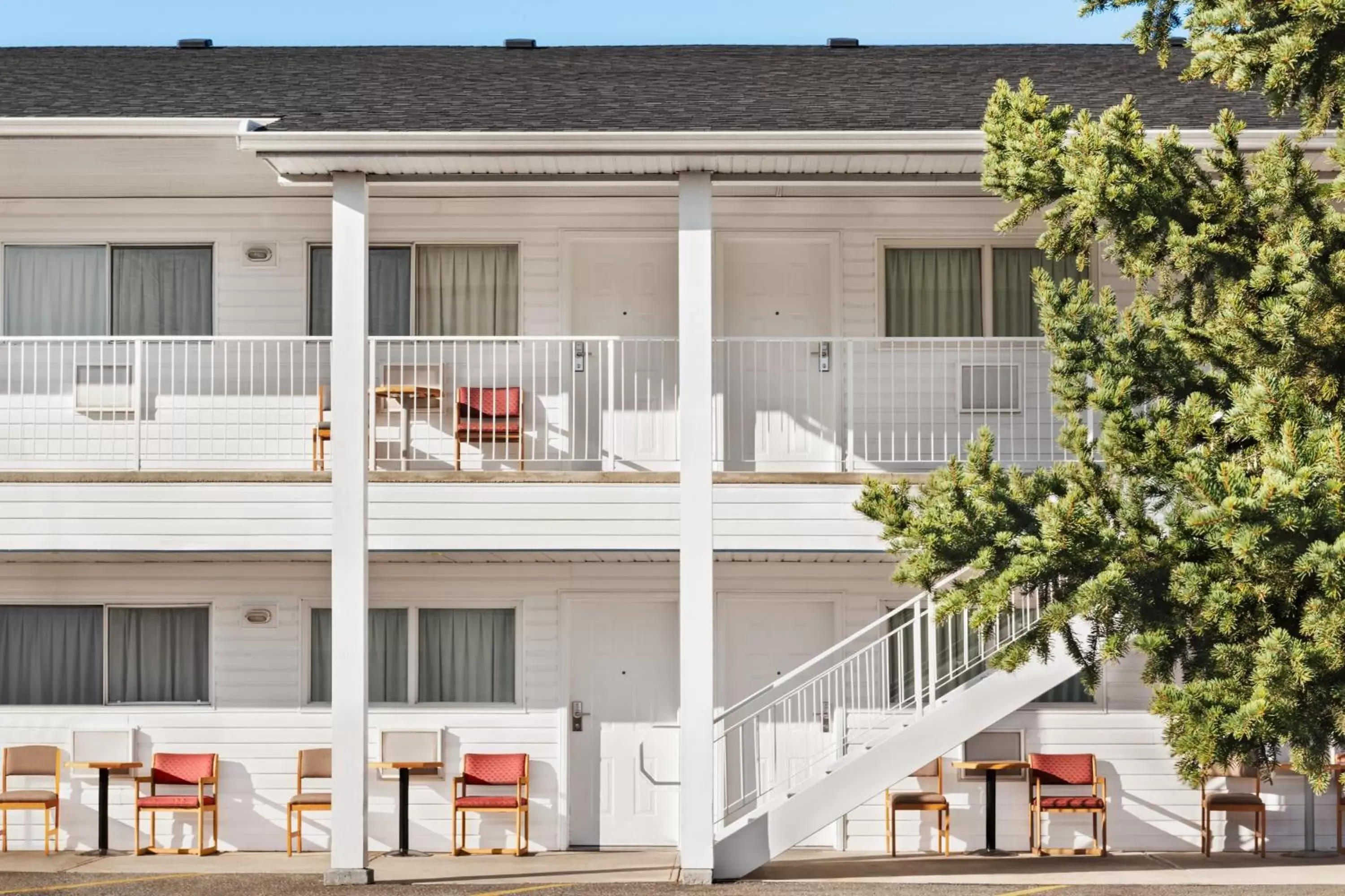 Property building in Travelodge by Wyndham Salmon Arm BC Property building in Travelodge by Wyndham Salmon Arm BC