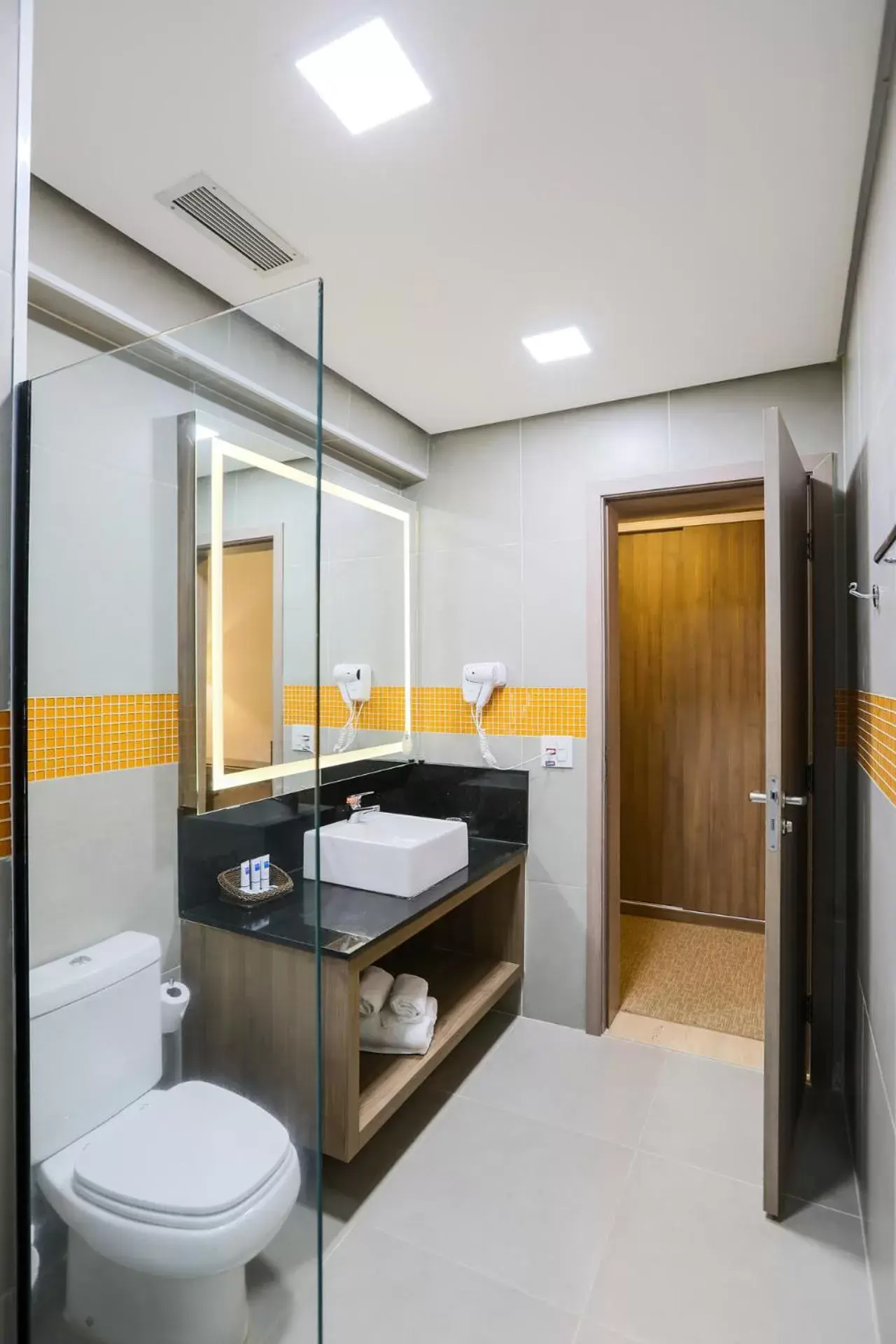 Toilet, Bathroom in TRYP By Wyndham Ribeirão Preto