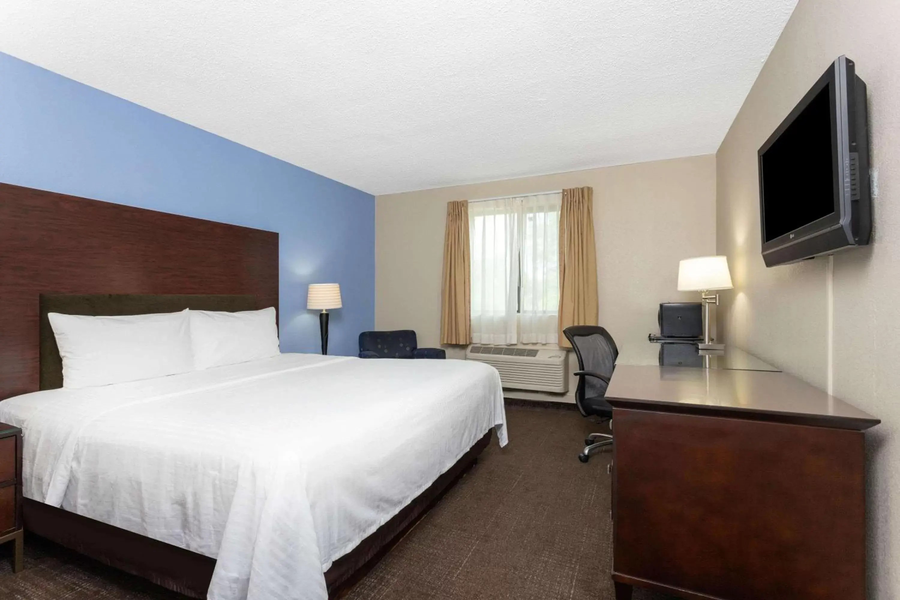 Photo of the whole room, Bed in Days Inn and Suites by Wyndham Hammond, IN