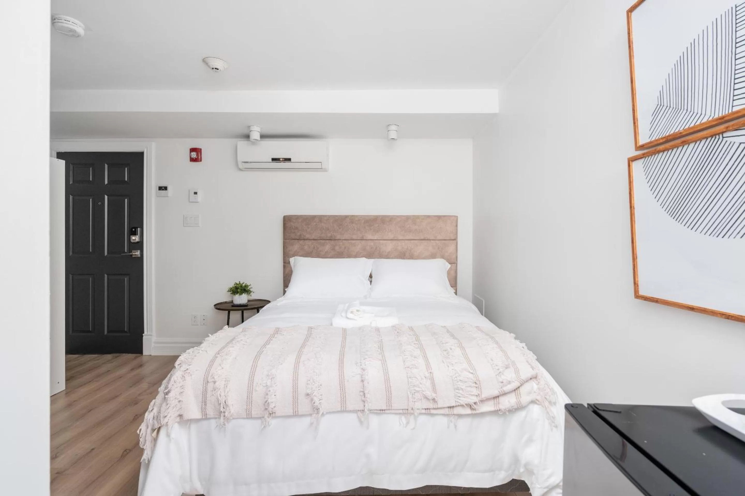 Bed in Le Penfield Par Nomade MTL