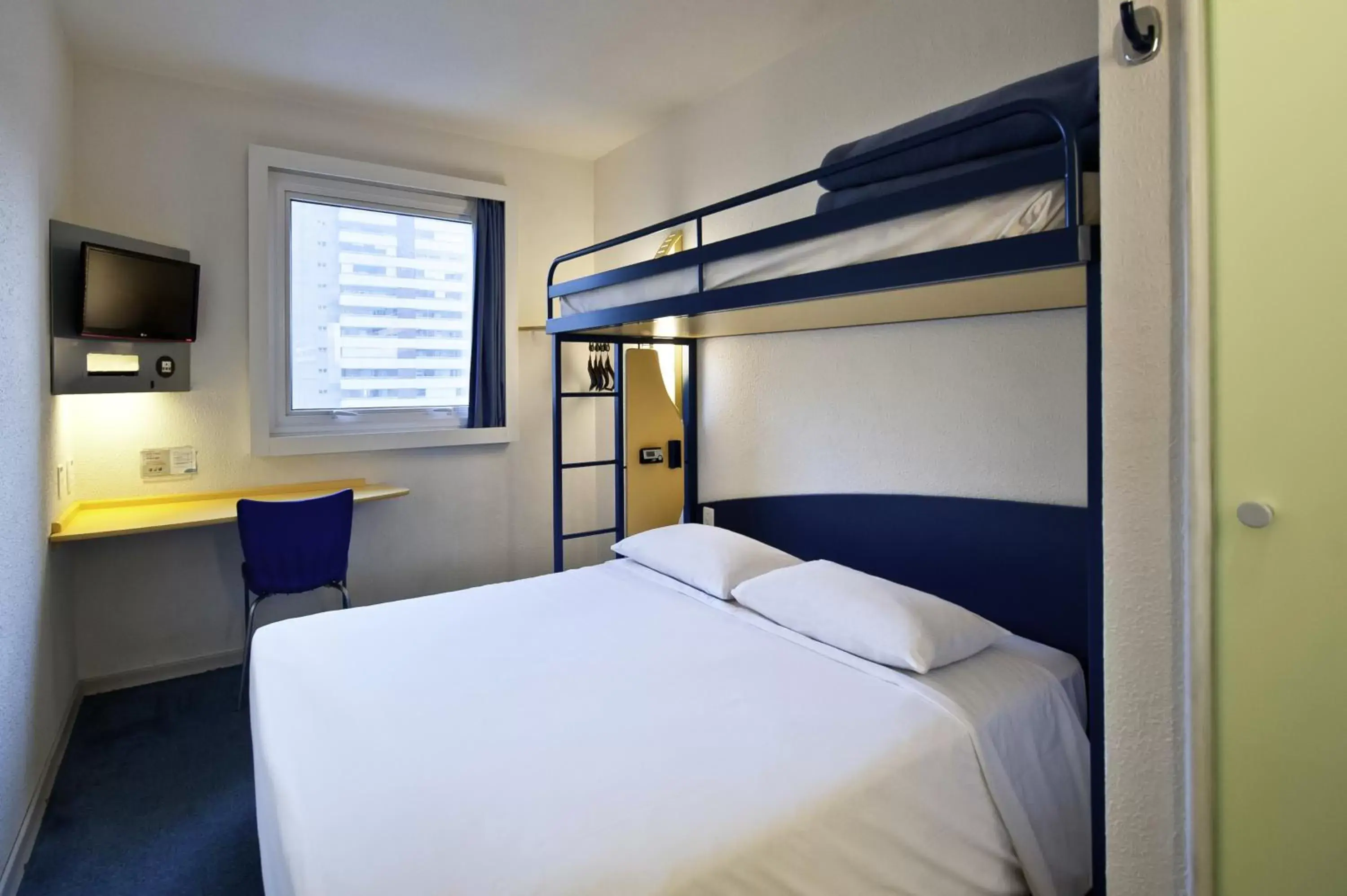 Bed, Bunk Bed in ibis budget Aachen Raeren Grenze