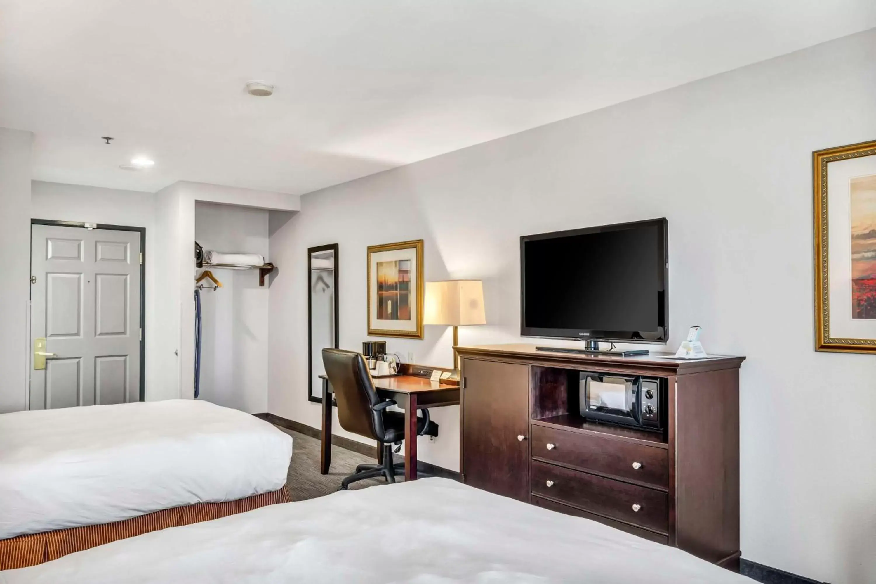 Bedroom, TV/Entertainment Center in Country Inn & Suites by Radisson, Oklahoma City at Northwest Expressway, OK
