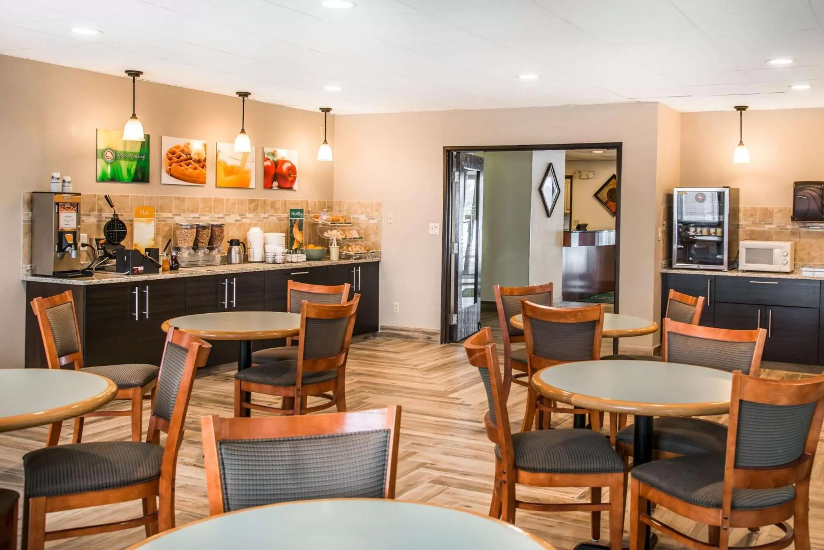 Restaurant/places to eat, Lounge/Bar in Hudson Inn & Suites