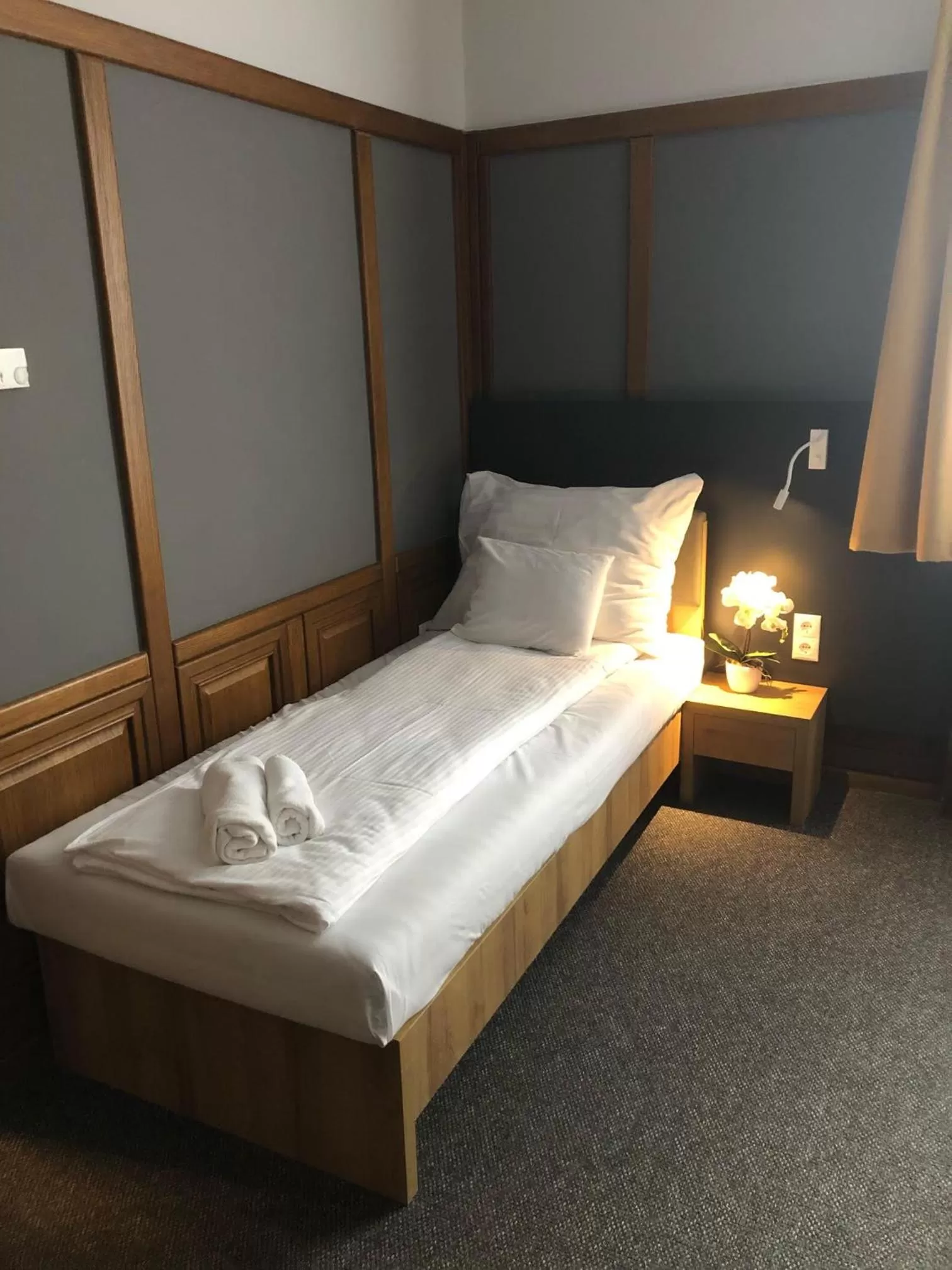 Bed in Svájci Lak Panzió