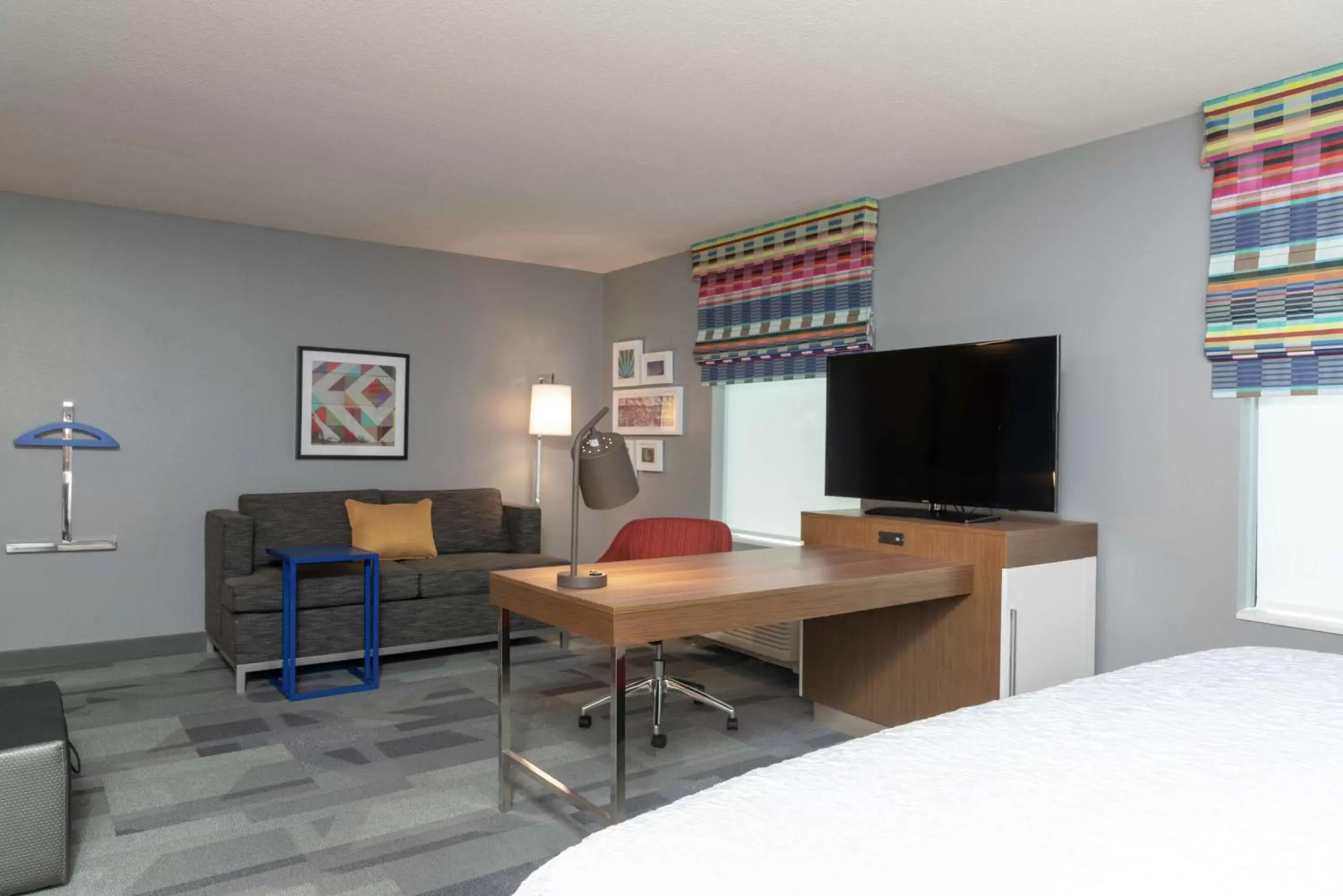 Bedroom, TV/Entertainment Center in Hampton Inn & Suites Xenia Dayton