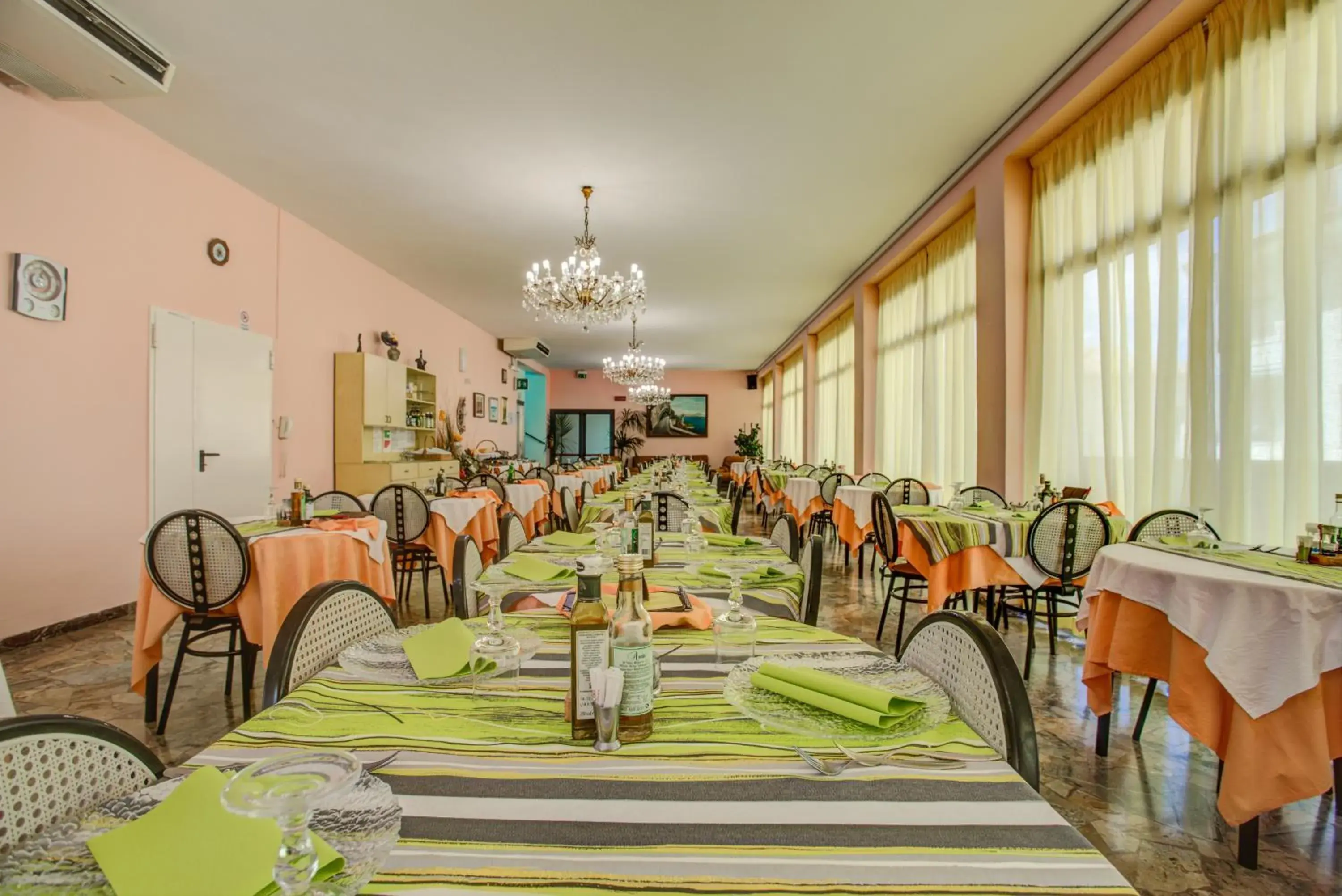 Restaurant/Places to Eat in Hotel Diamante