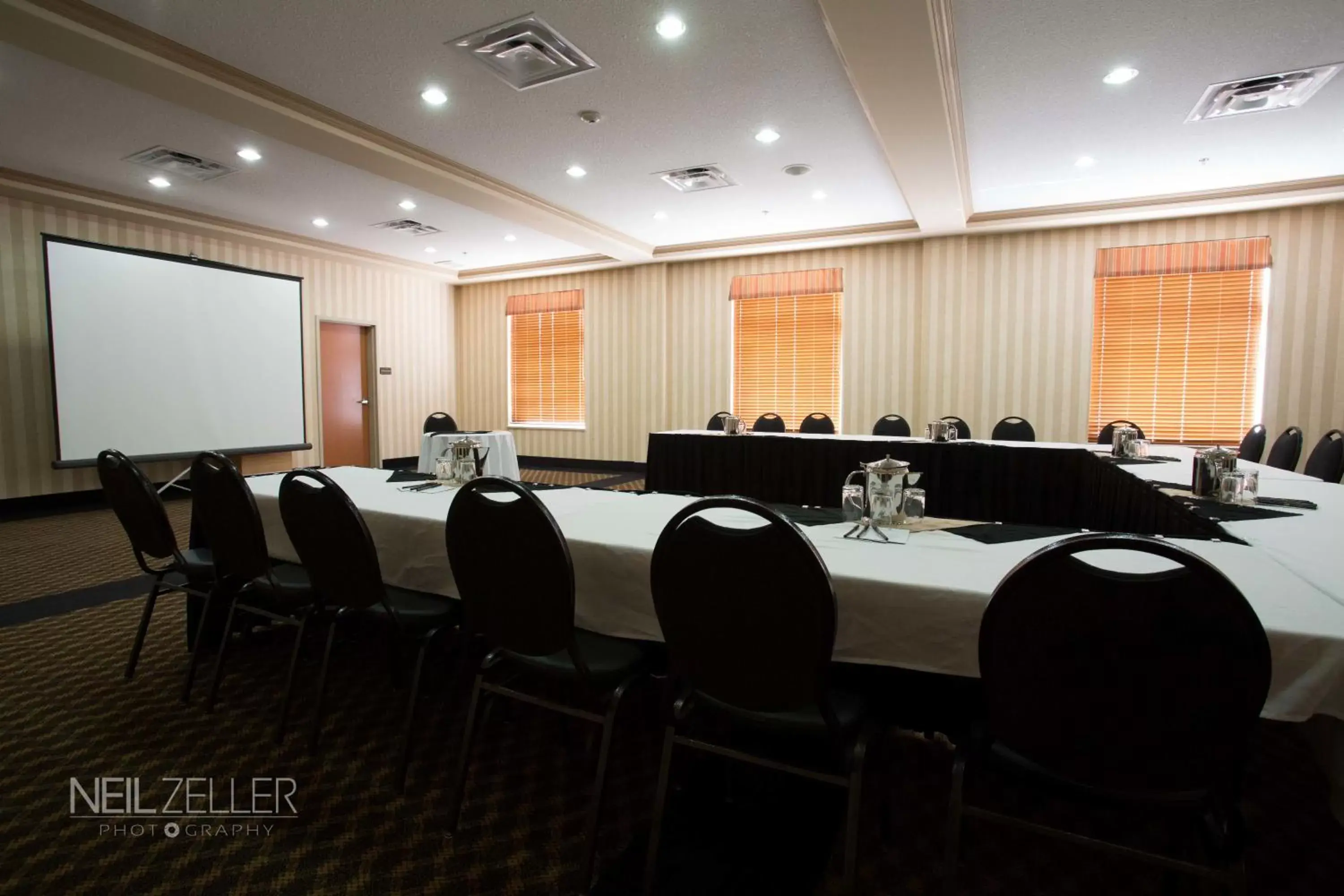 Meeting/conference room in Days Inn & Suites by Wyndham Edmonton Airport