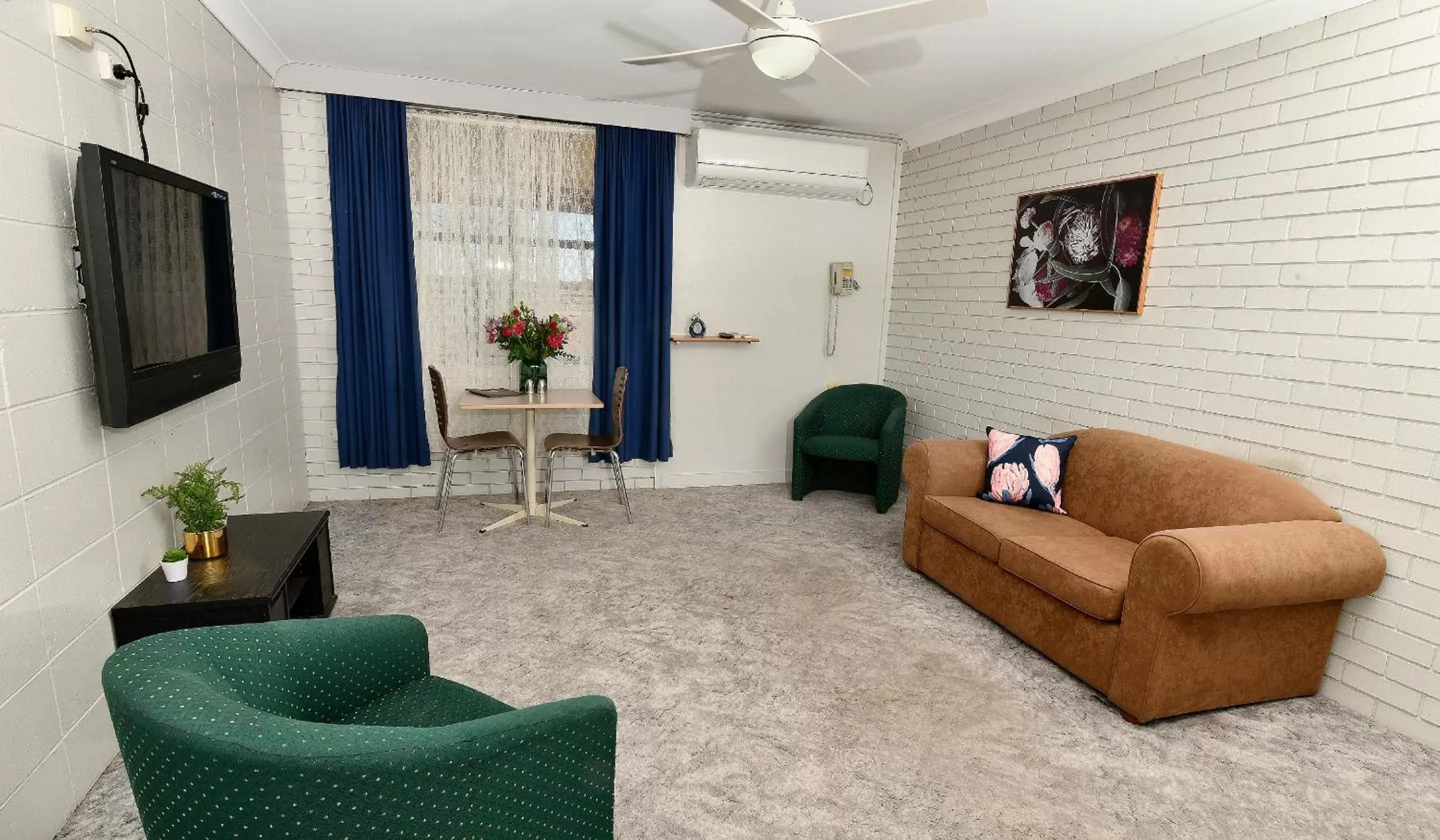 Living room, Seating Area in Burke and Wills Motor Inn