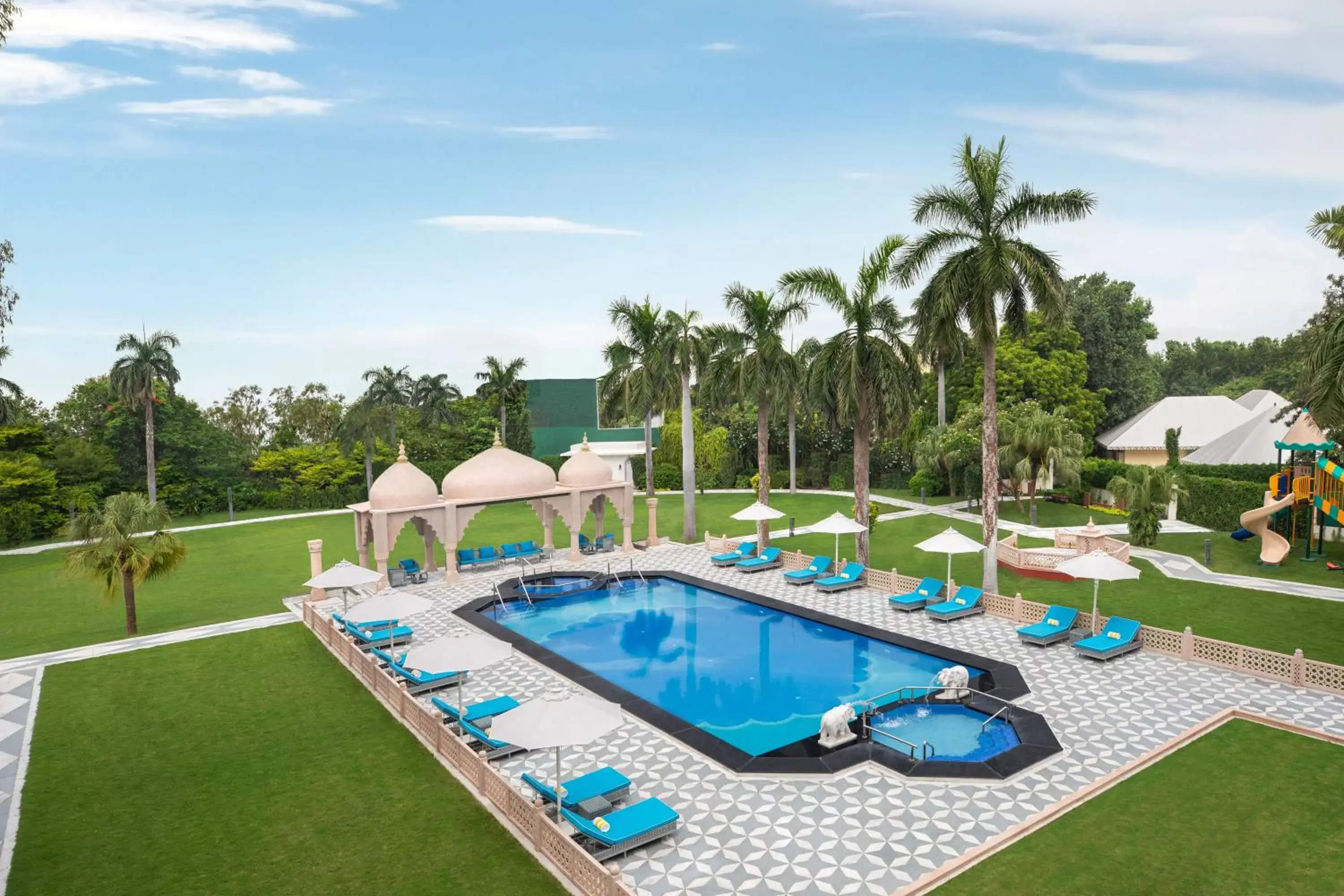 Swimming pool in Tajview, Agra-IHCL SeleQtions Swimming pool in Tajview, Agra-IHCL SeleQtions