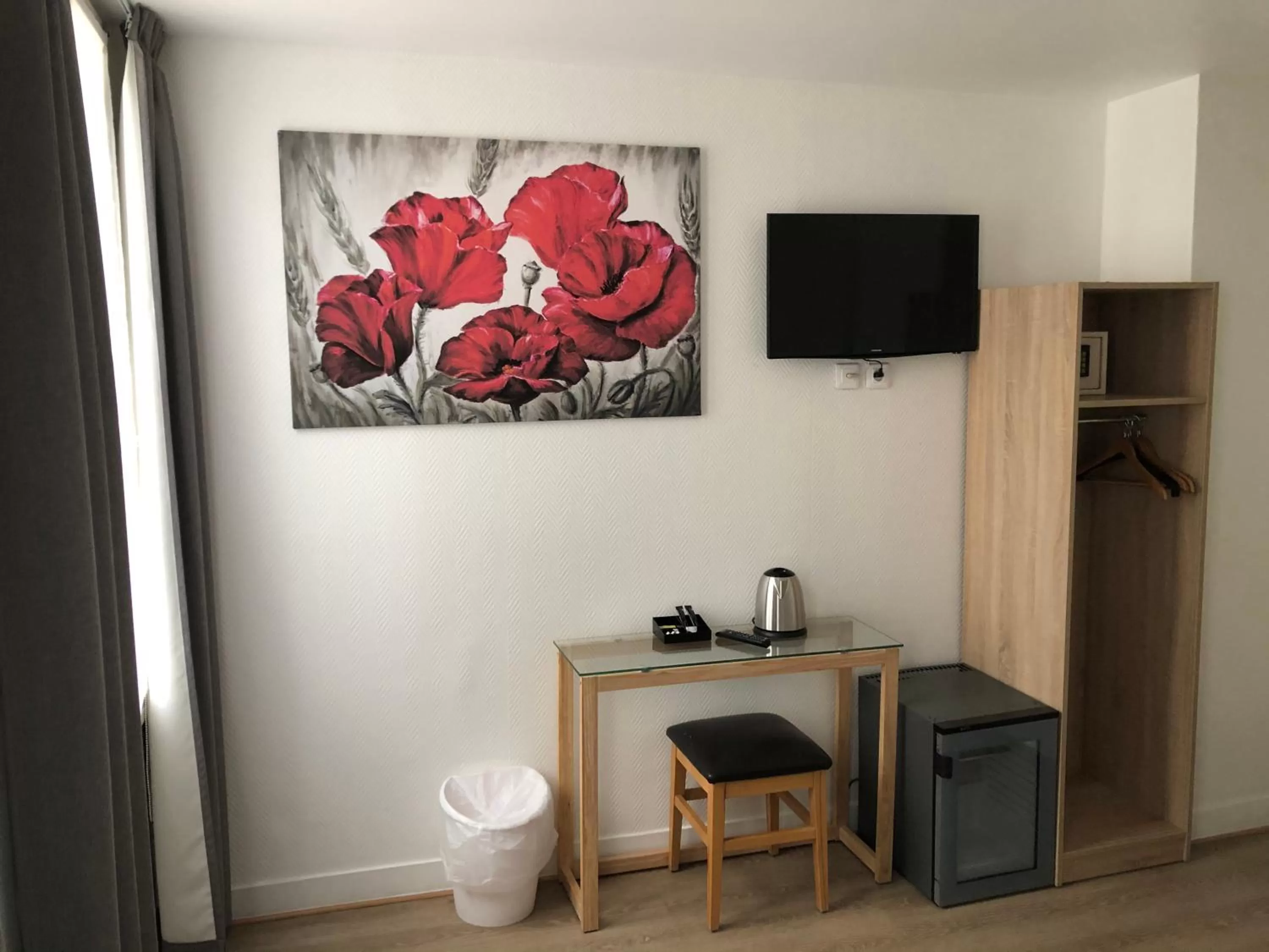 Communal lounge/ TV room in Hôtel de Bordeaux