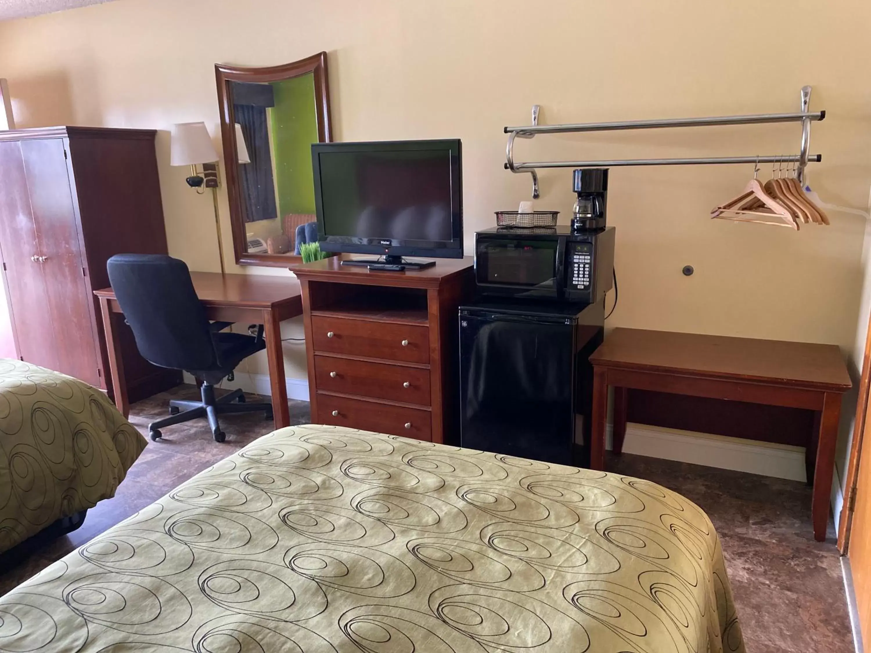 TV/Entertainment Center in Budget Host Inn - Baxley