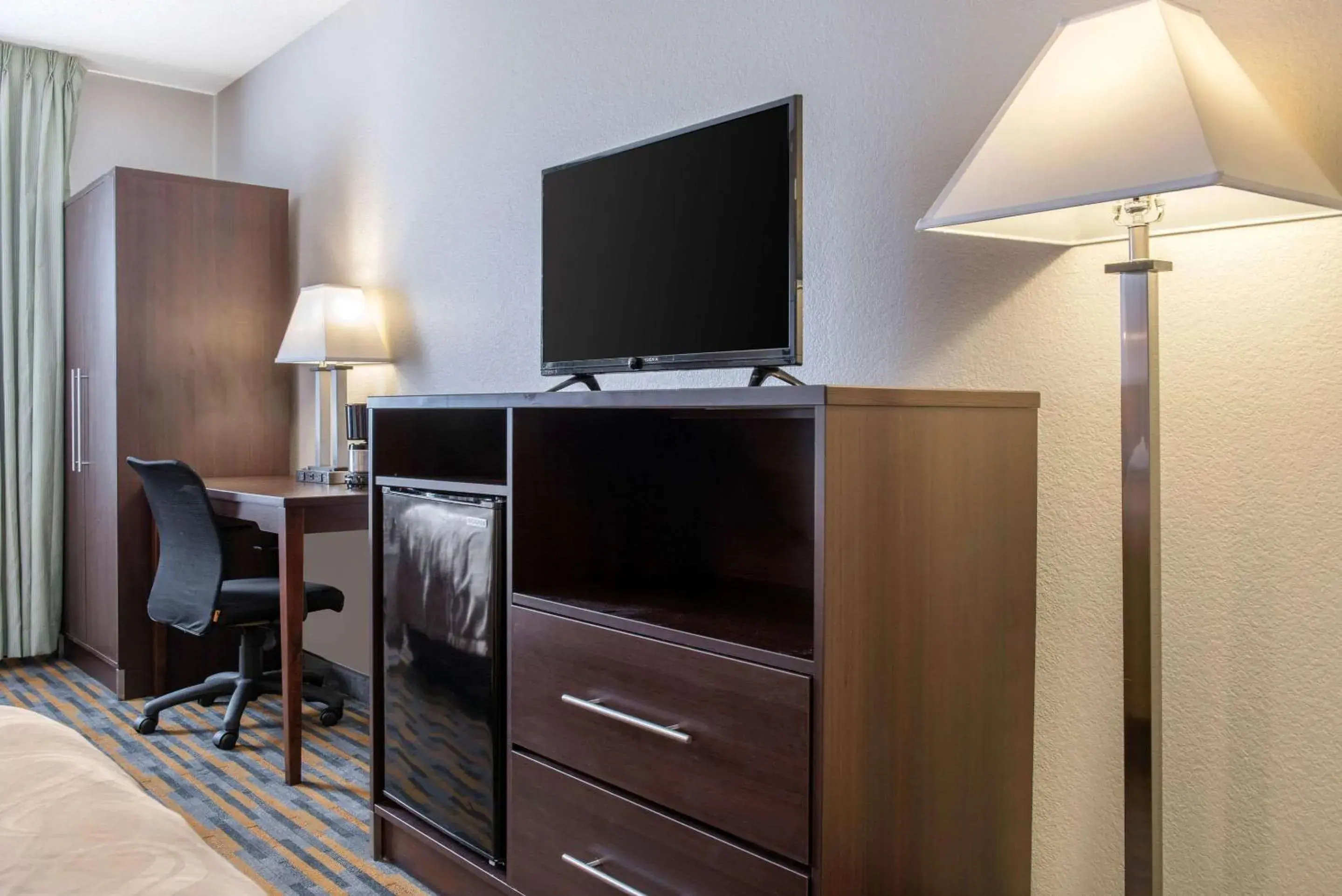 Photo of the whole room, TV/Entertainment Center in Quality Inn Noblesville-Indianapolis