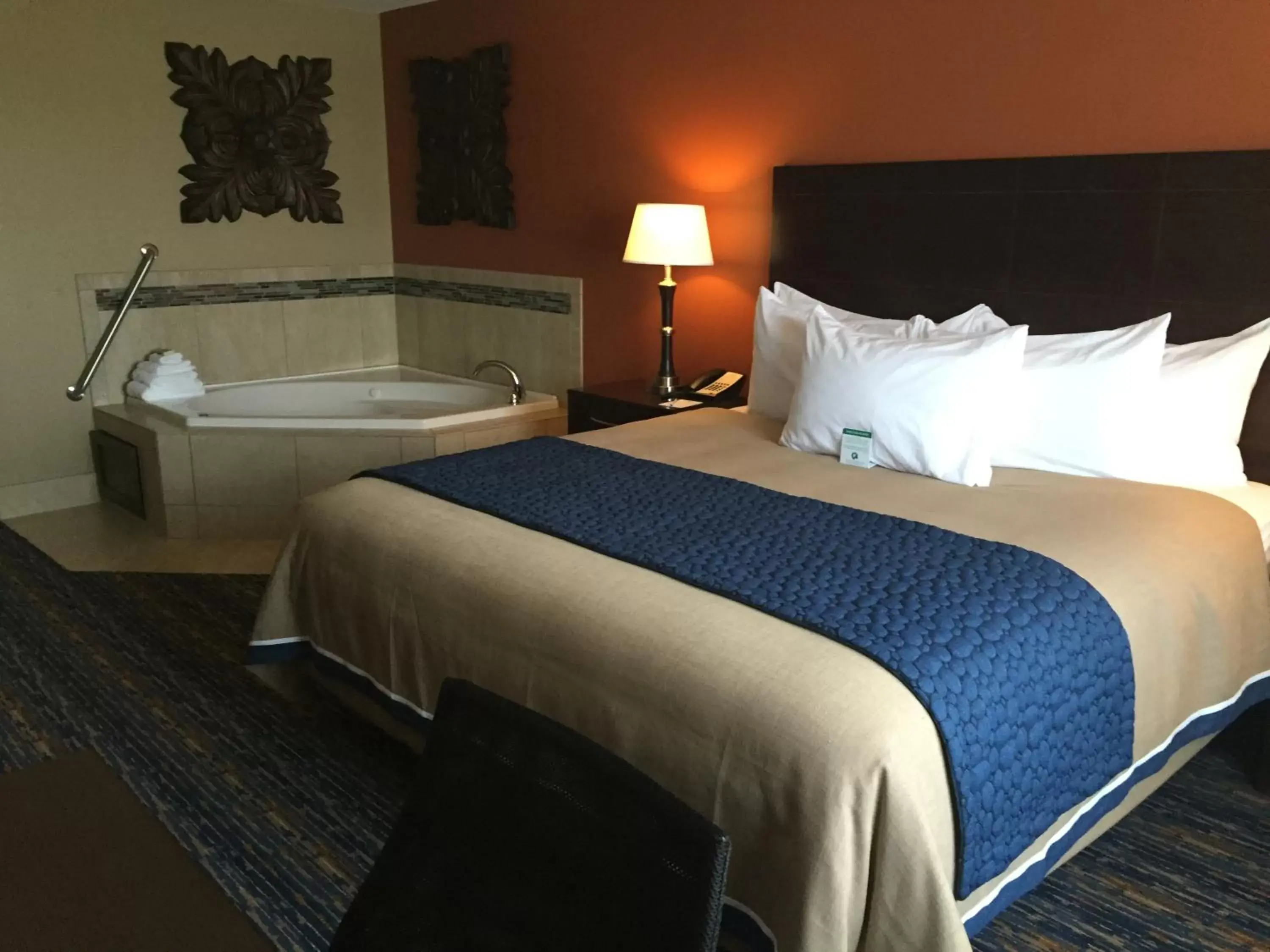 Hot Tub, Bed in Grandstay Hotel & Suites Mount Horeb - Madison