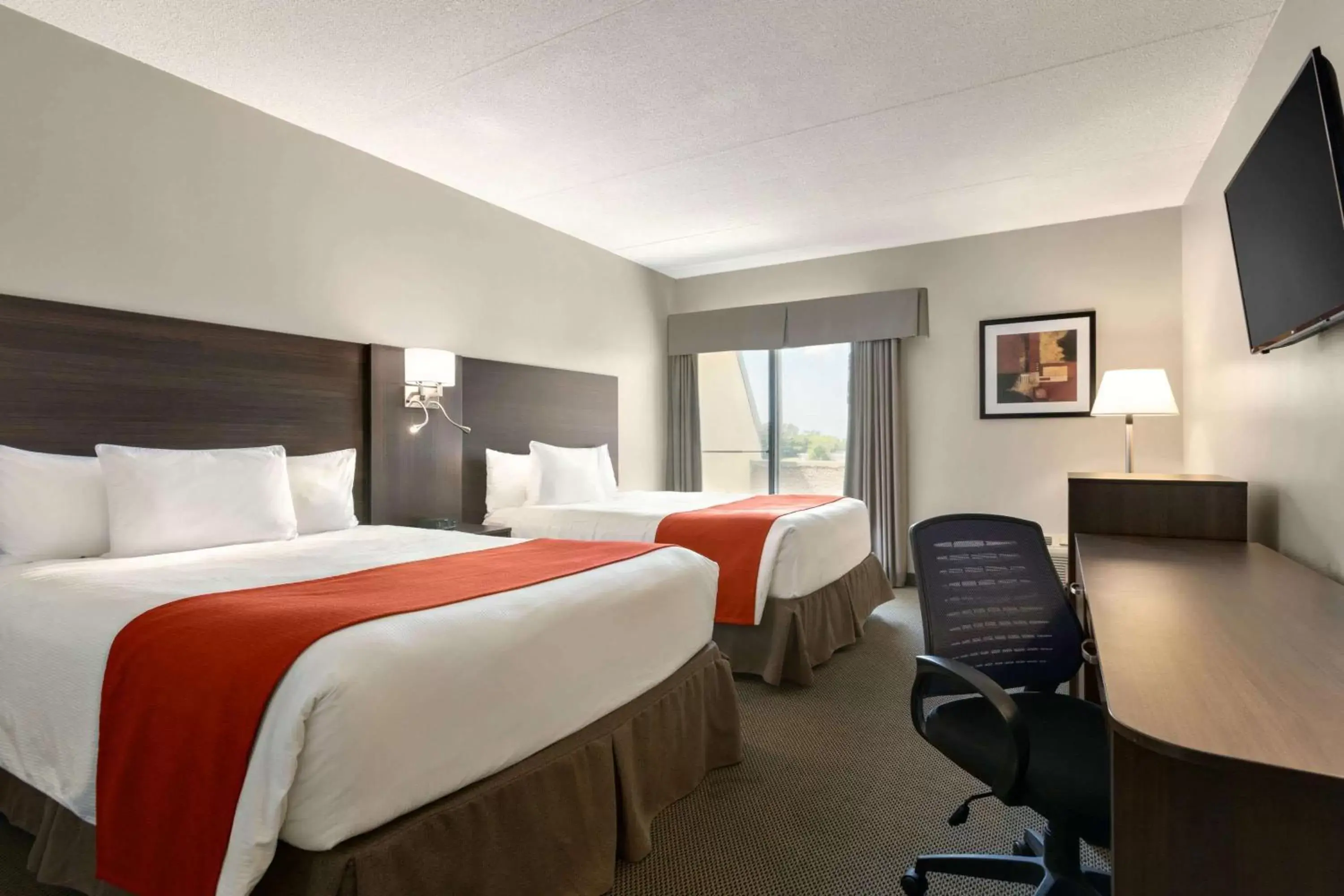 Photo of the whole room in Travelodge Hotel by Wyndham Kingston Lasalle
