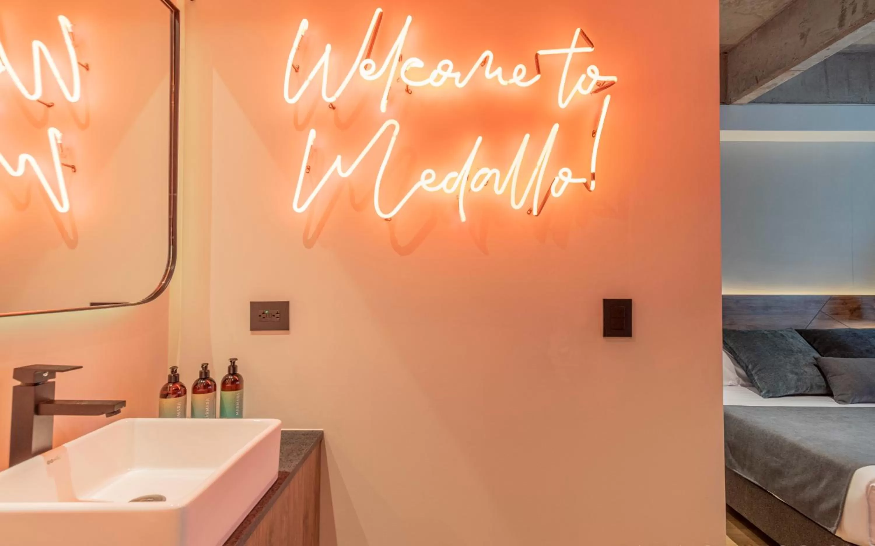 Bathroom, Bed in Hashtag 98 Hotel By Jalo