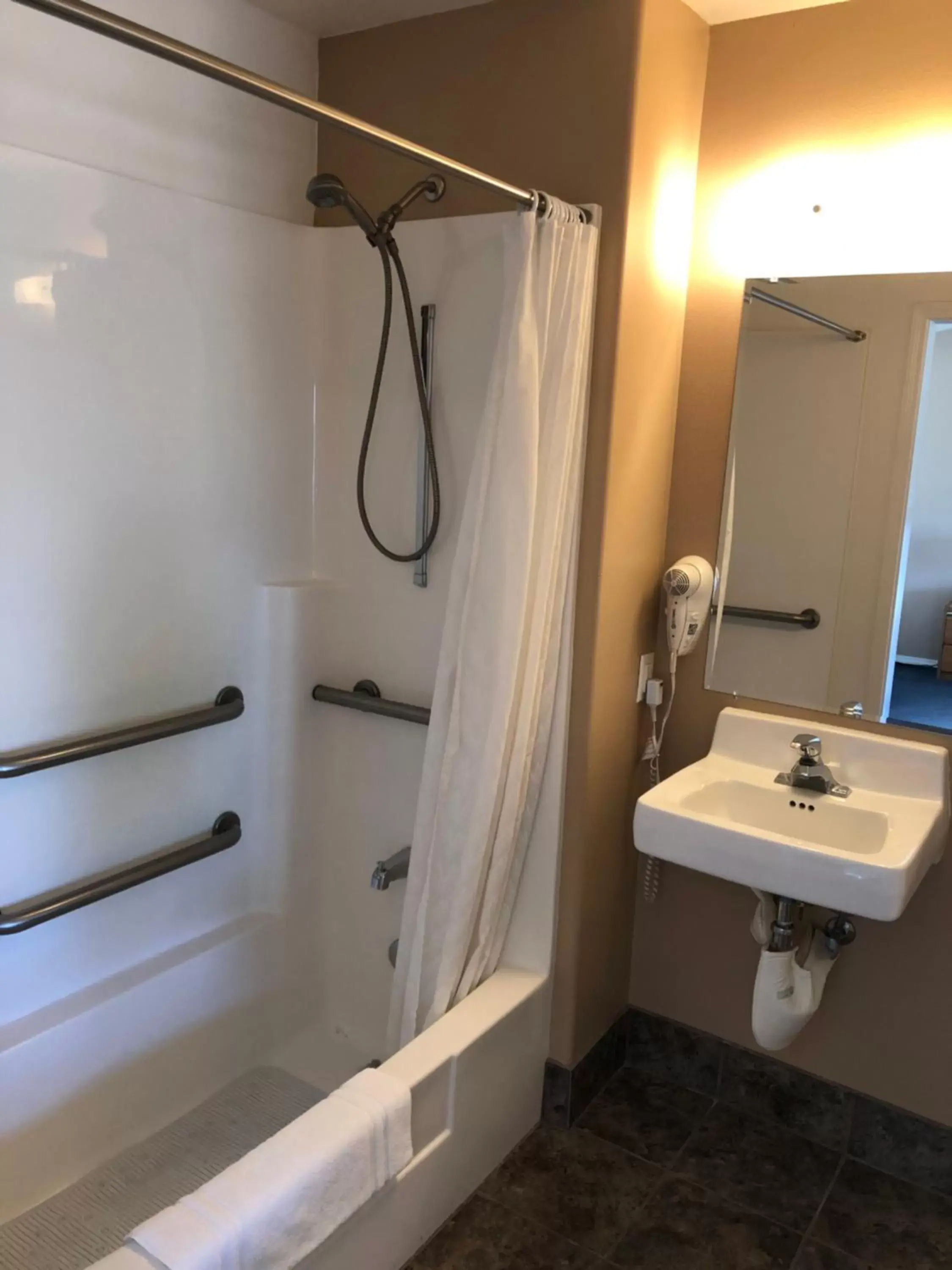 Shower, Bathroom in Meadowcliff Lodge Coleville